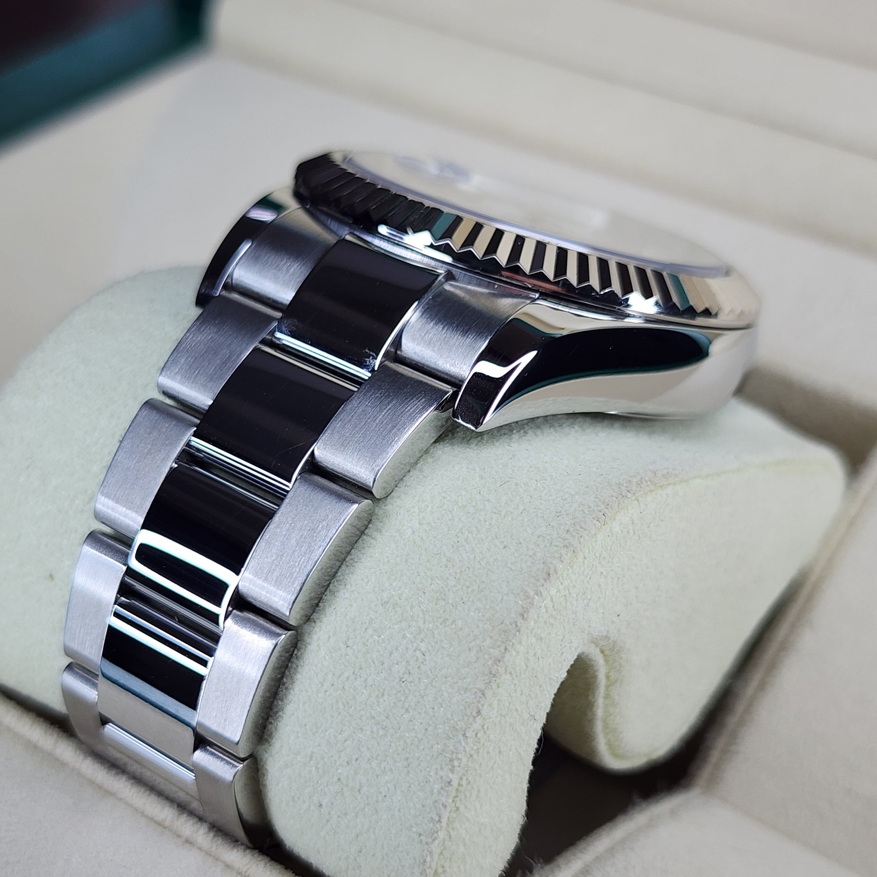 Rolex Sky-Dweller White 326934 oyster bracelet, case view