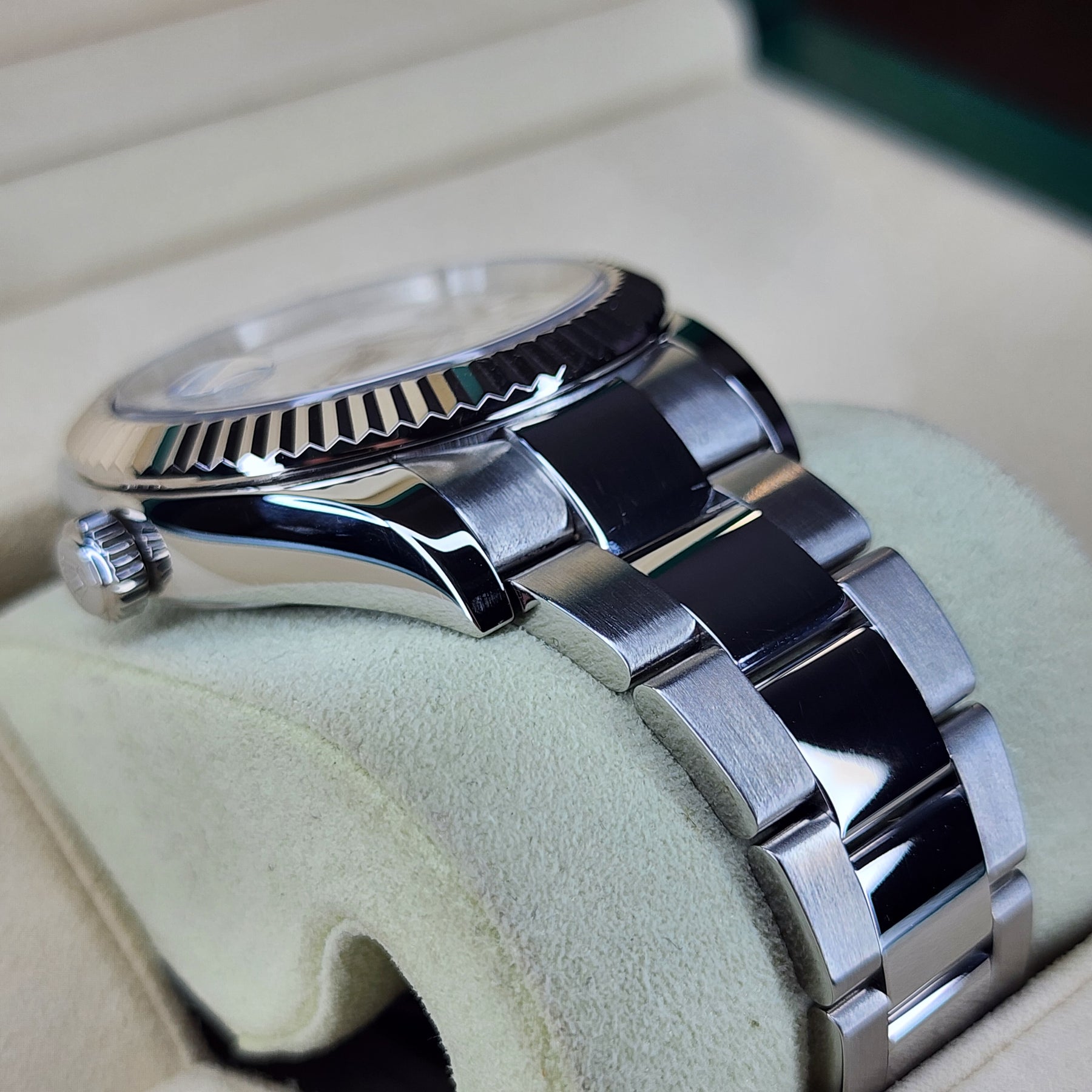 Rolex Sky-Dweller White 326934 oyster bracelet, case view