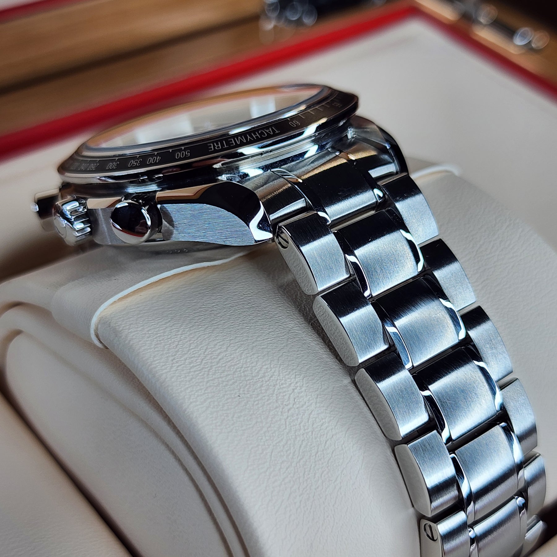 Omega Speedmaster Racing 40mm lug view