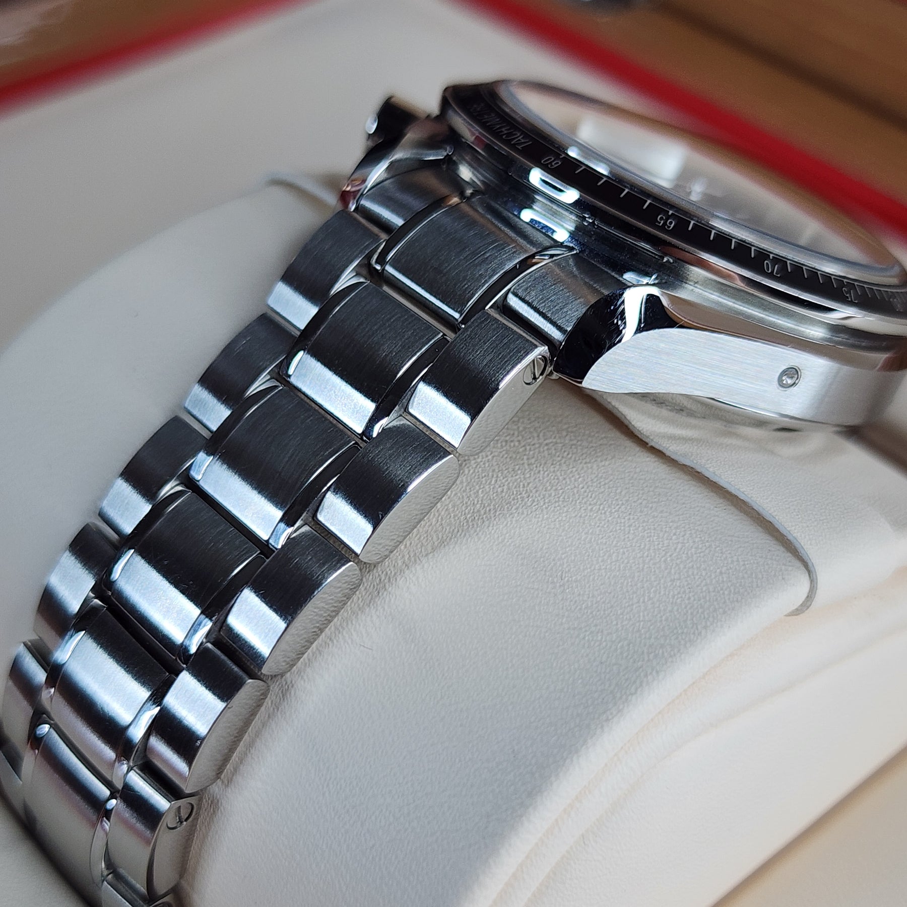 Omega Speedmaster Racing 40mm lug view