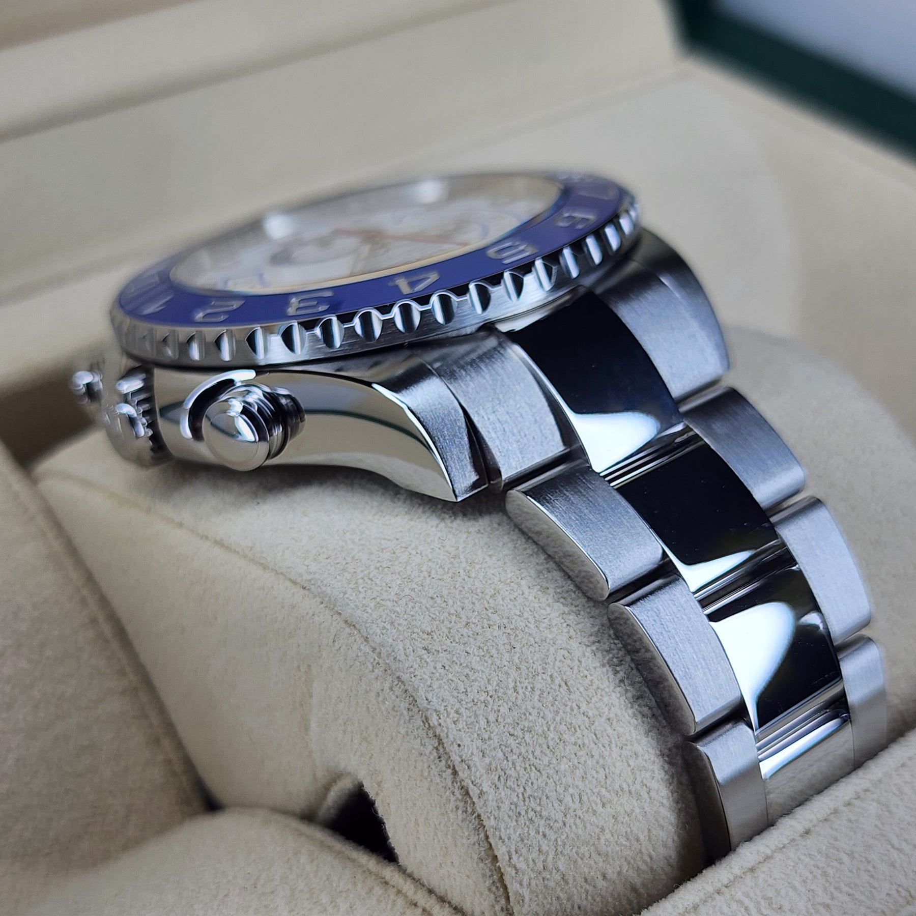 Rolex Yacht-Master II 116680 case, oyster bracelet view