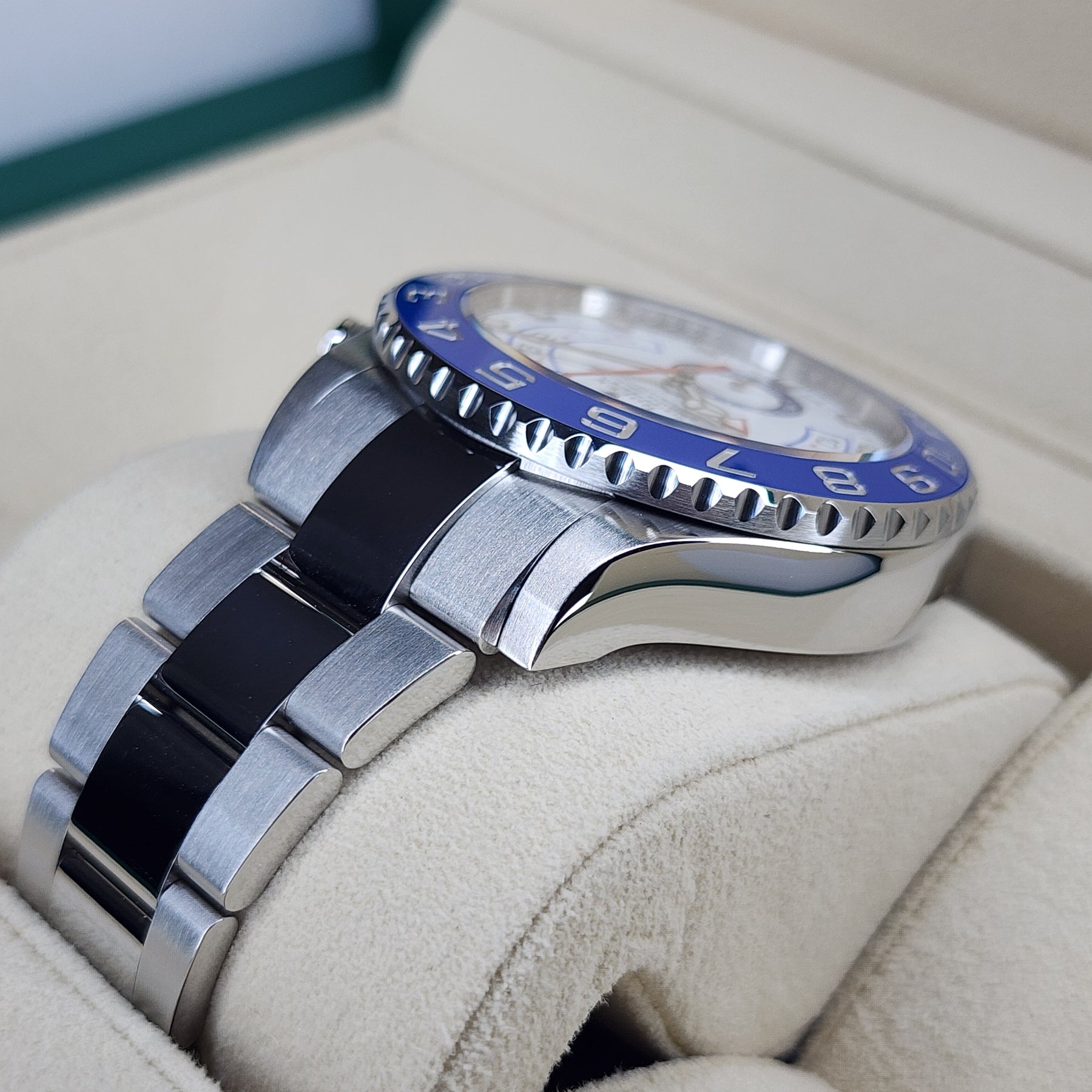 Rolex Yacht-Master II 116680 case, oyster bracelet view