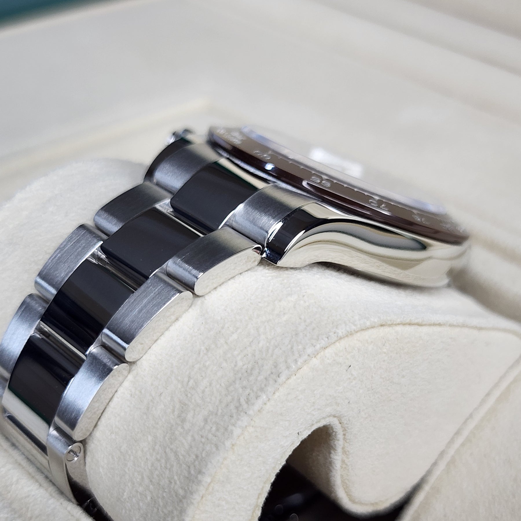 Rolex Daytona Platinum 116506 lug view