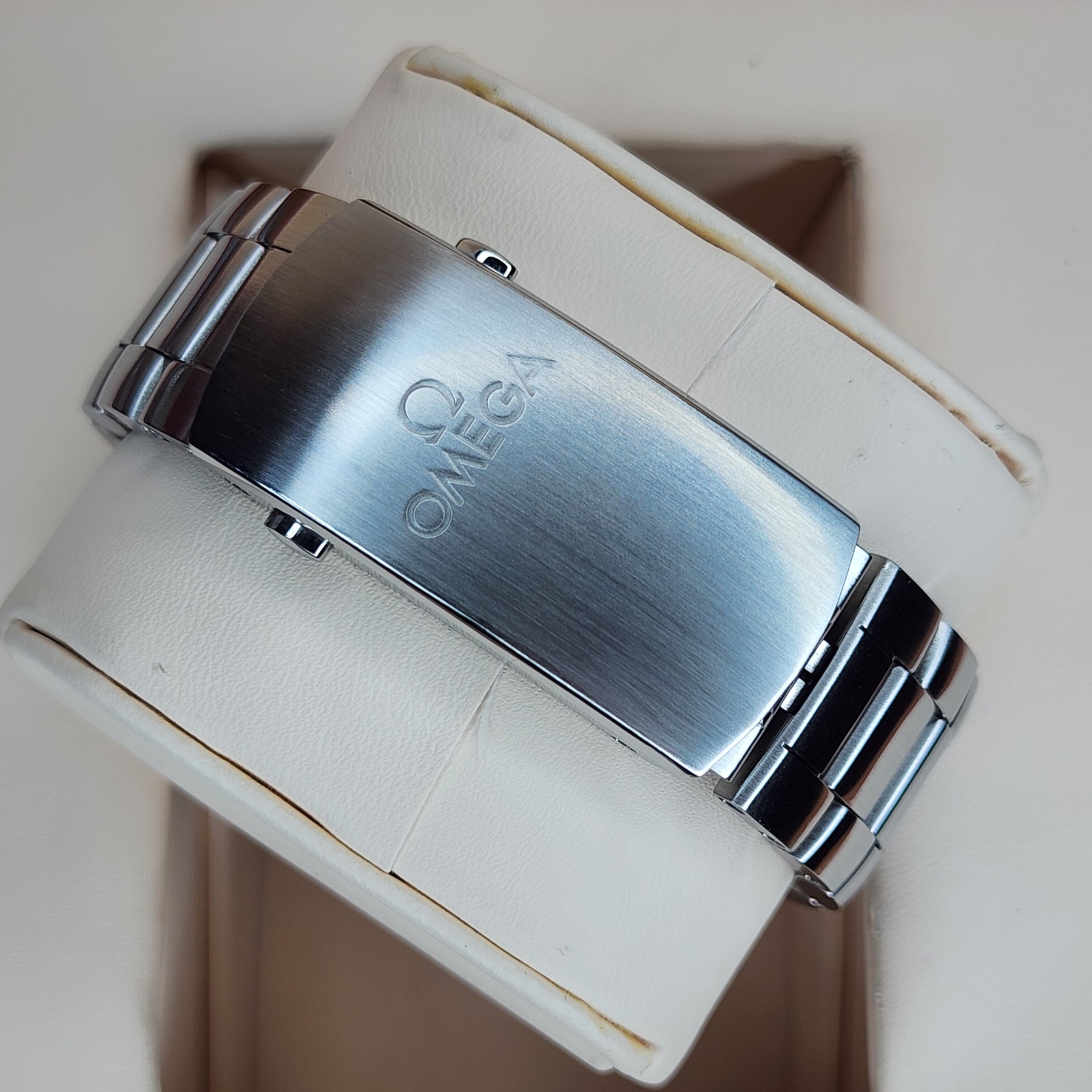 Omega Seamaster Planet Ocean 45.5mm clasp view