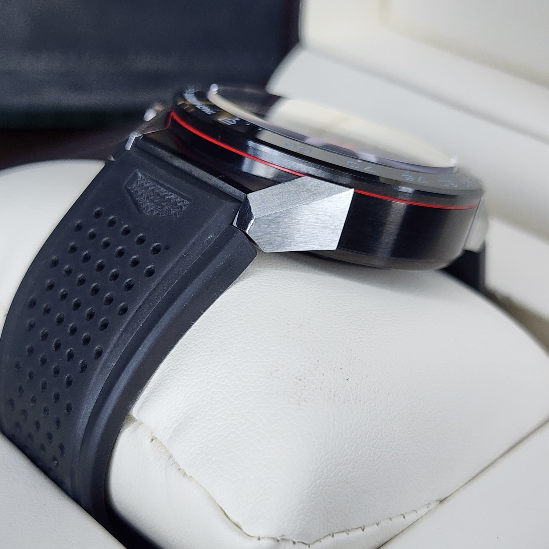 Tag Heuer Carrera Caliber Heuer 01 CAR2A1Z case, strap view