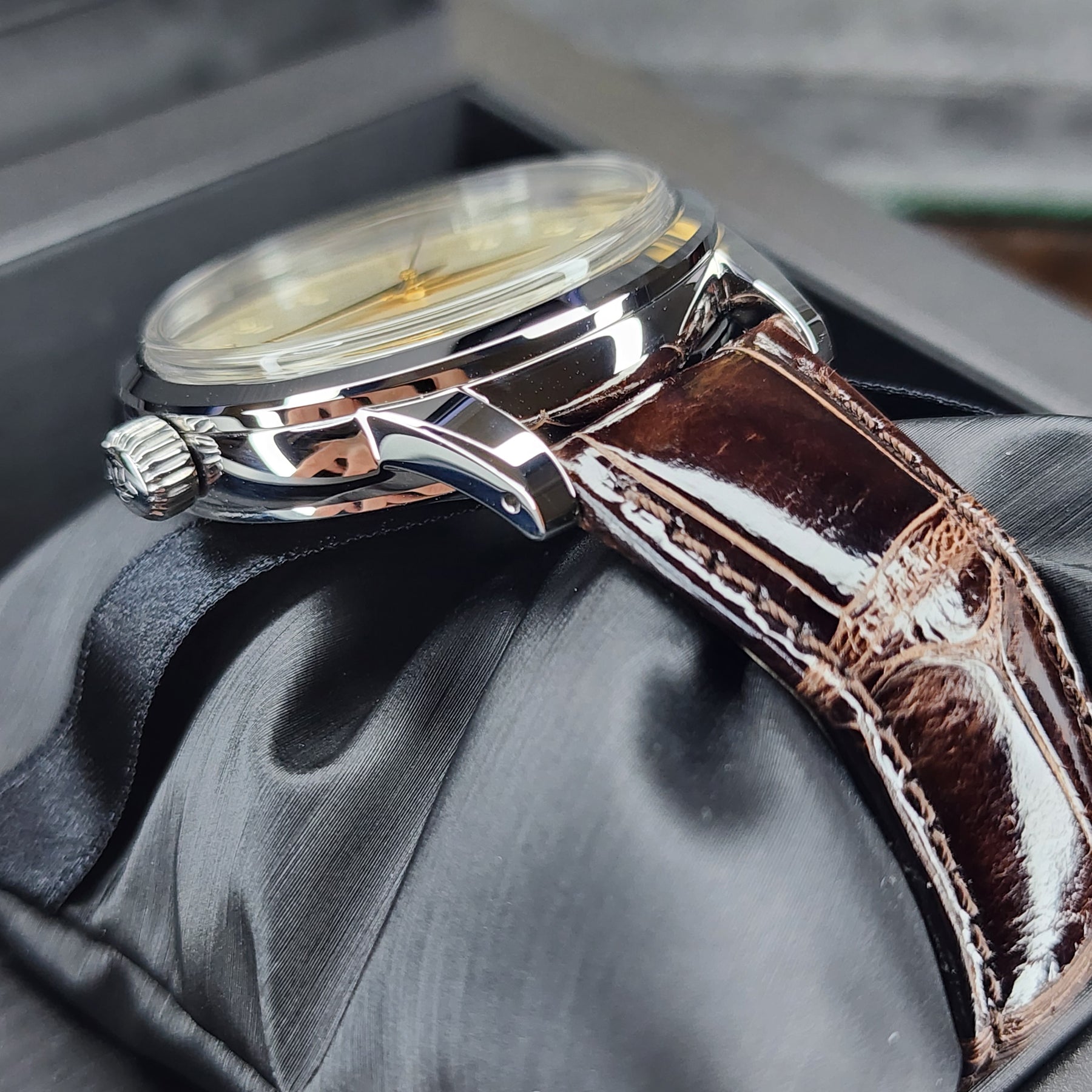 Grand Seiko Elegance SBGH263 39.5mm lug view