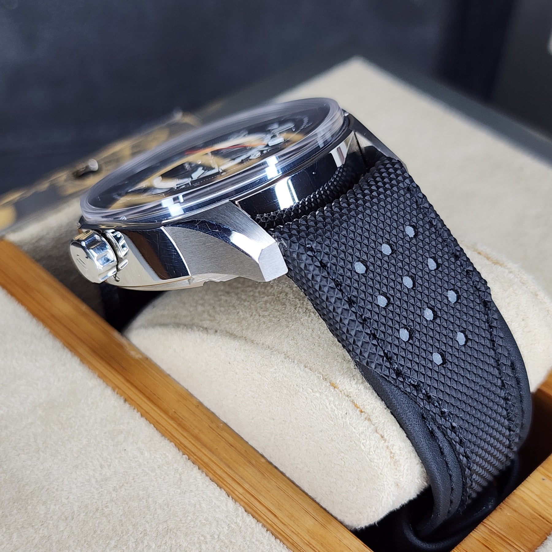 Jaeger-LeCoultre Amvox2 Aston Martin DBS case, lug view
