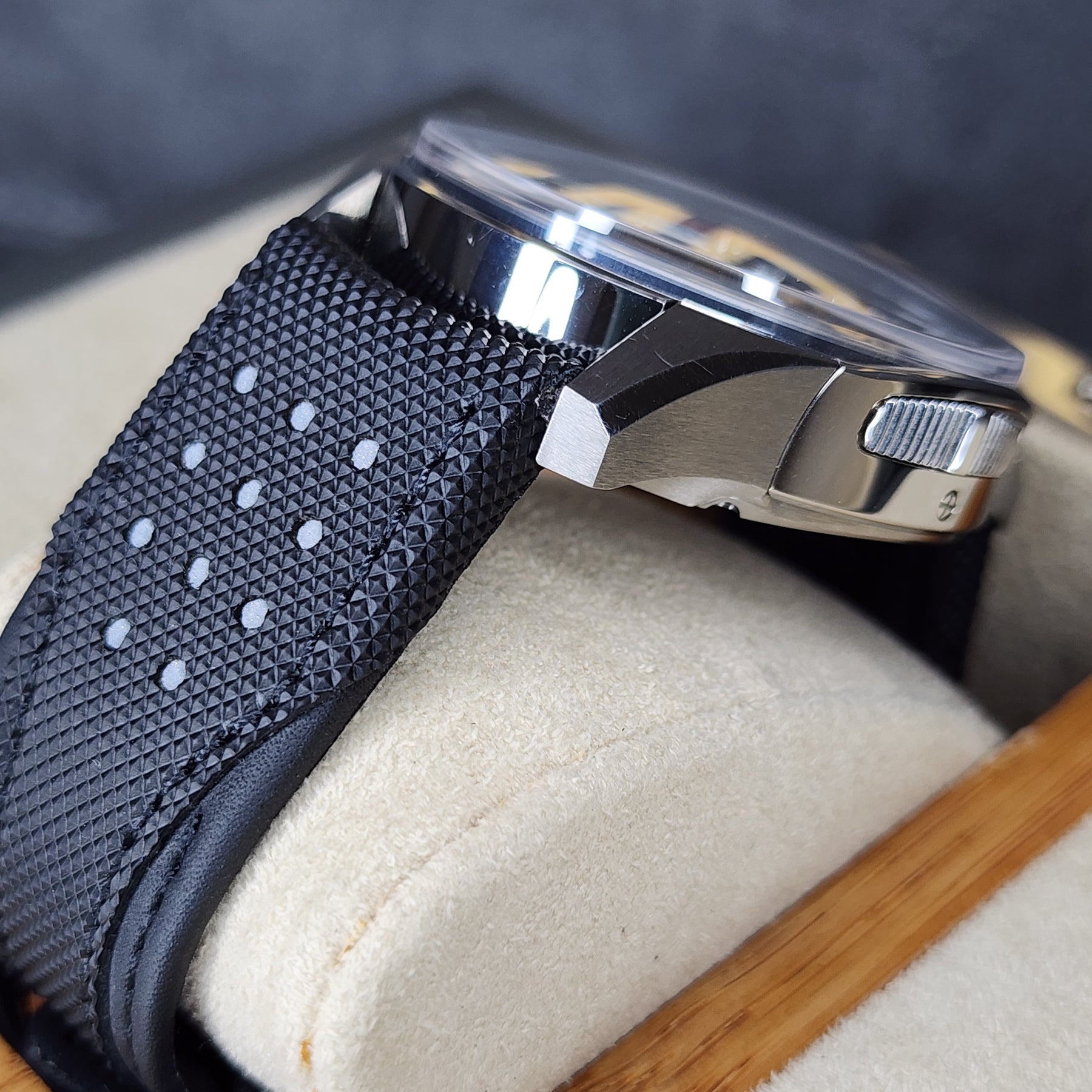 Jaeger-LeCoultre Amvox2 Aston Martin DBS case, lug view