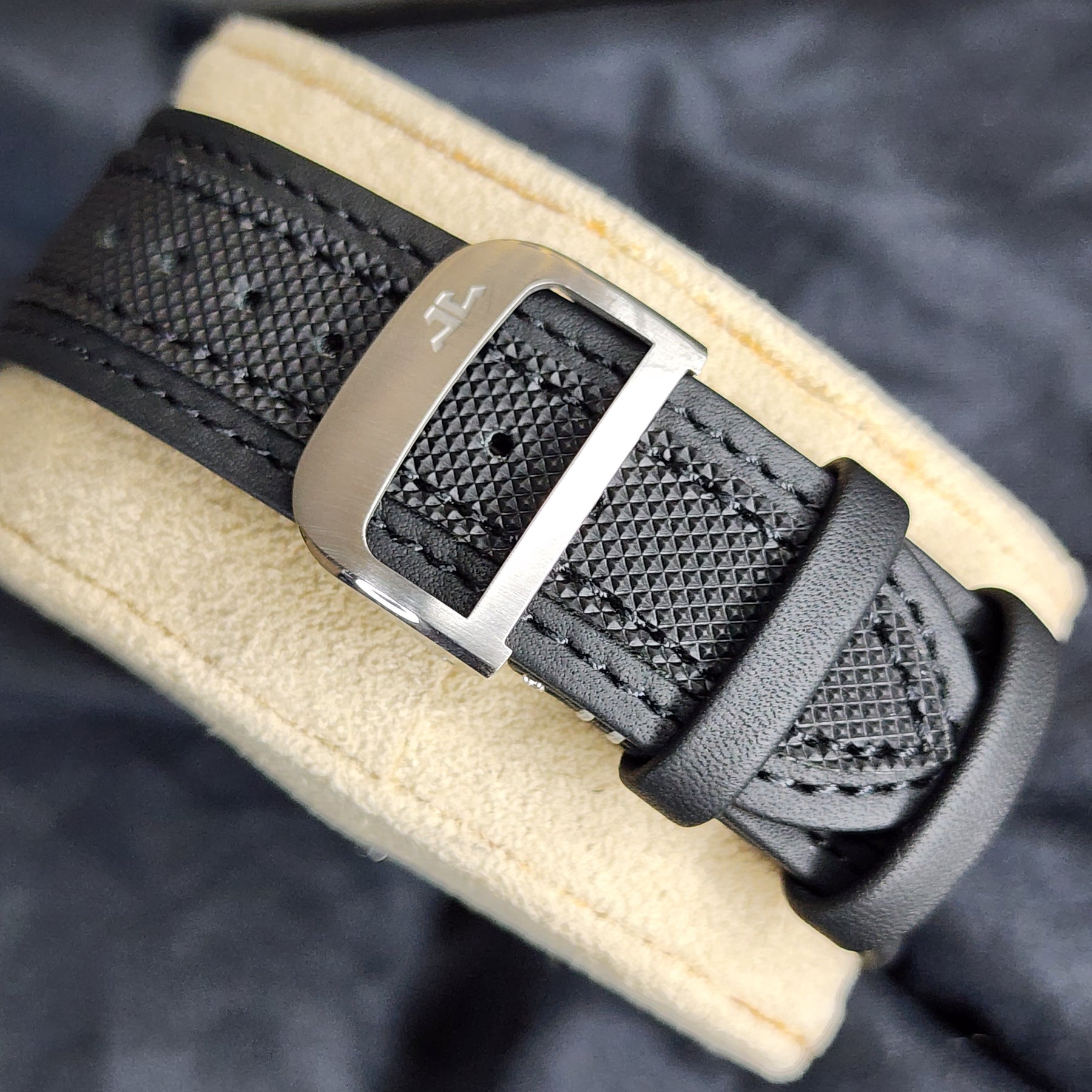 Jaeger-LeCoultre Amvox2 Aston Martin DBS clasp, strap view