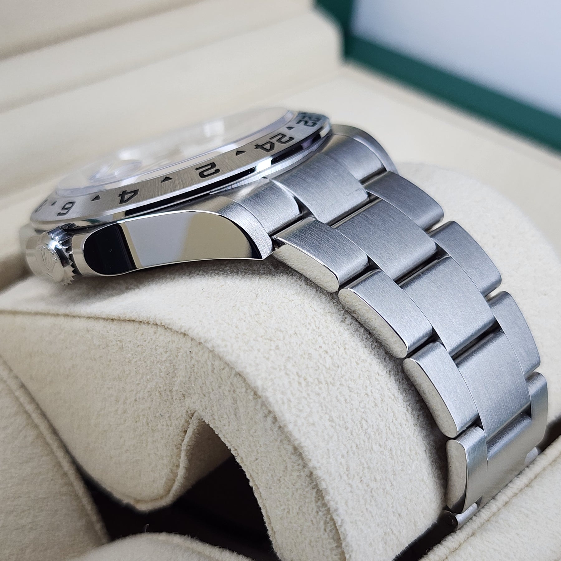 Rolex Explorer II Polar 226570 lug, bracelet view