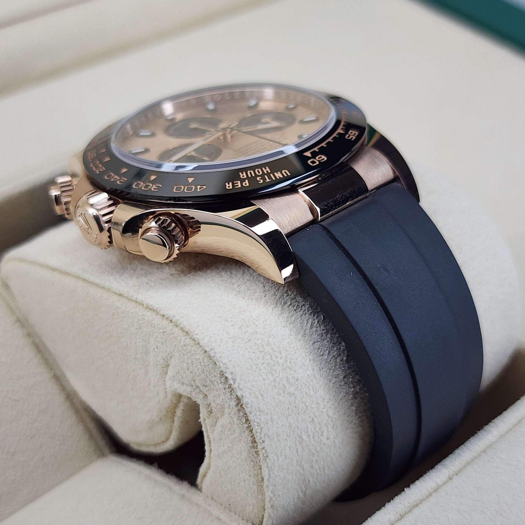 Rolex Cosmograph Daytona 116515LN case, oytsterflex strap view
