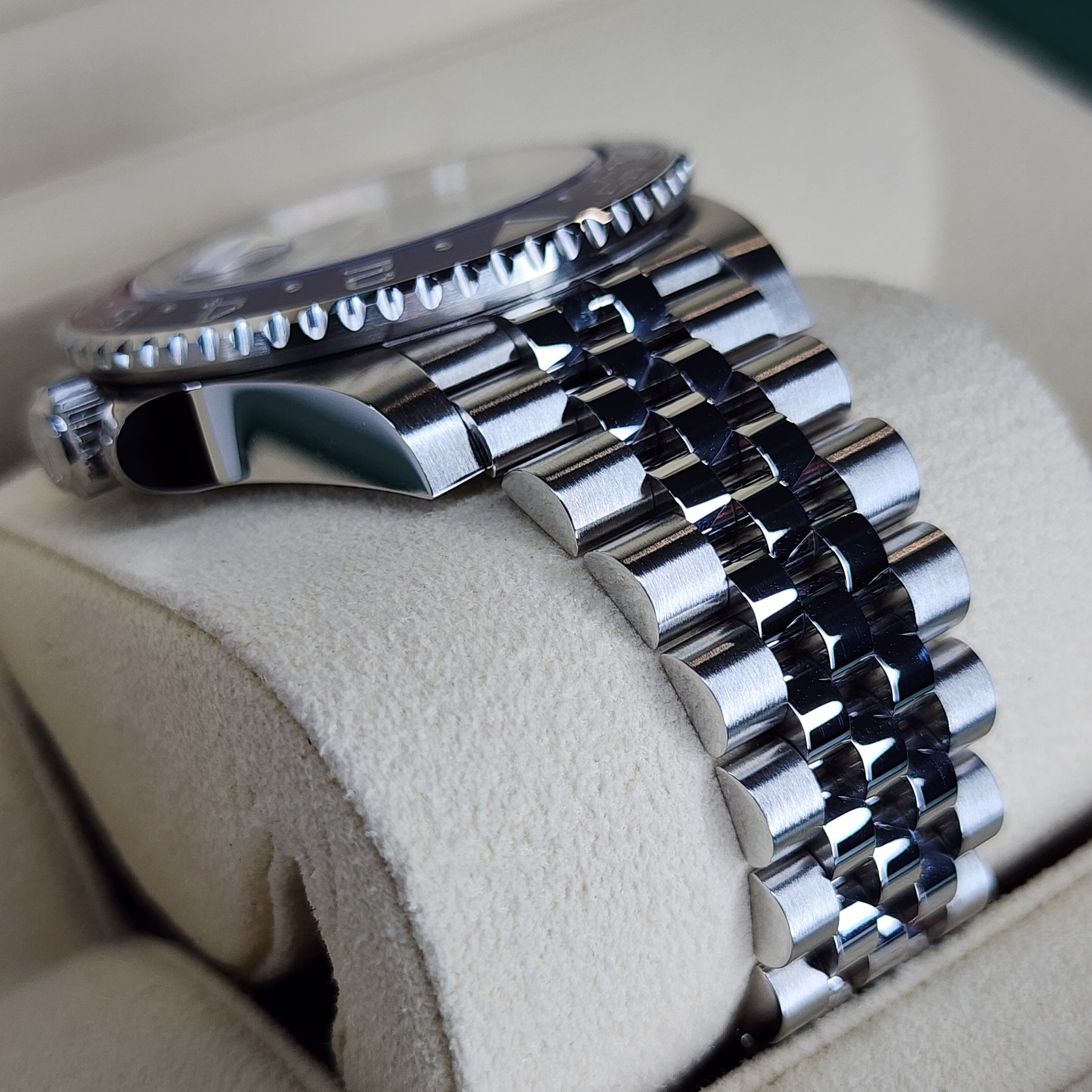 Rolex GMT-Master II 126710BLRO Pepsi lug, bracelet view