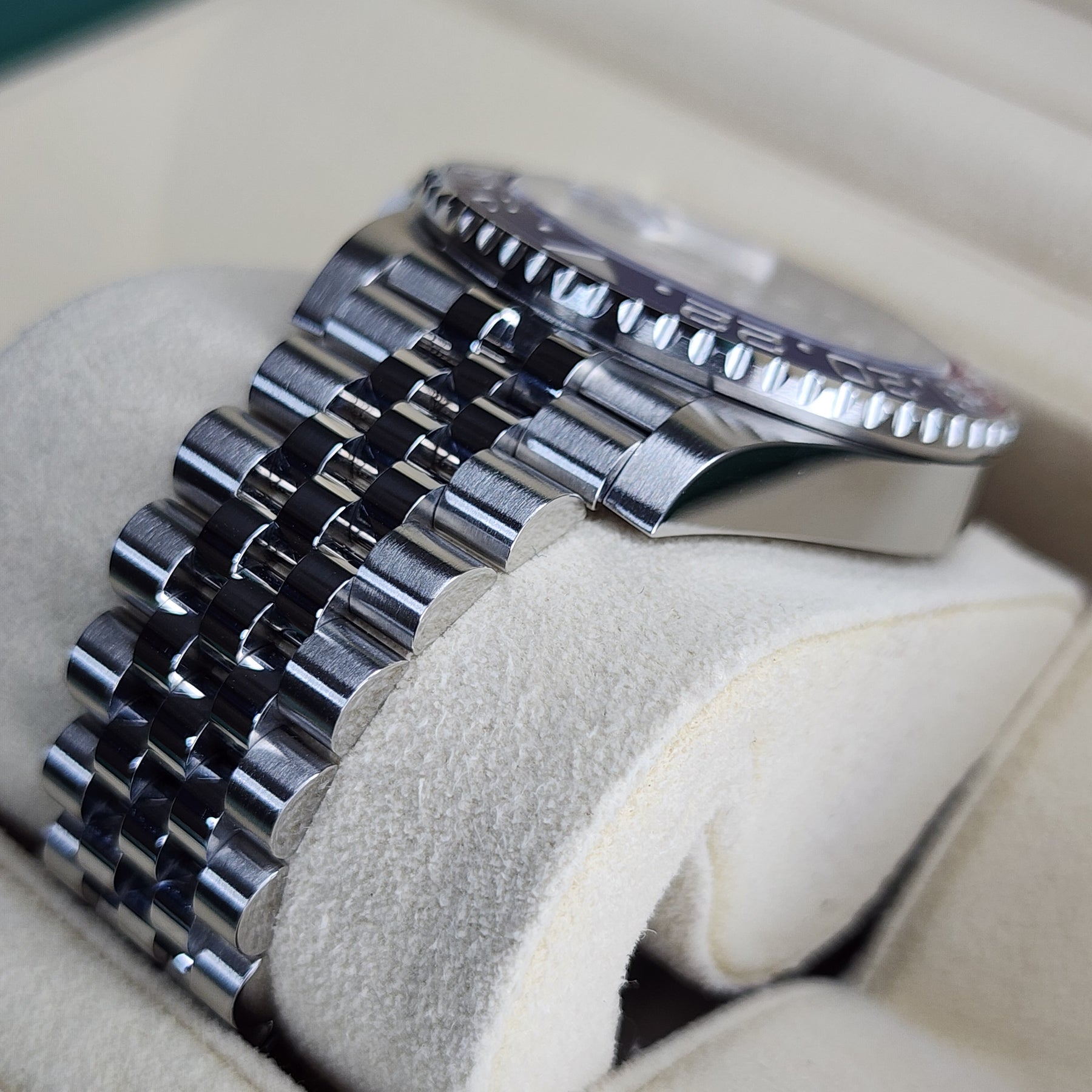 Rolex GMT-Master II 126710BLRO Pepsi lug, bracelet view
