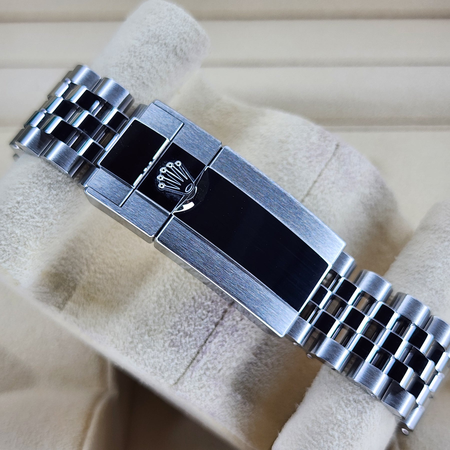 Rolex GMT-Master II 126710BLRO Pepsi clasp view
