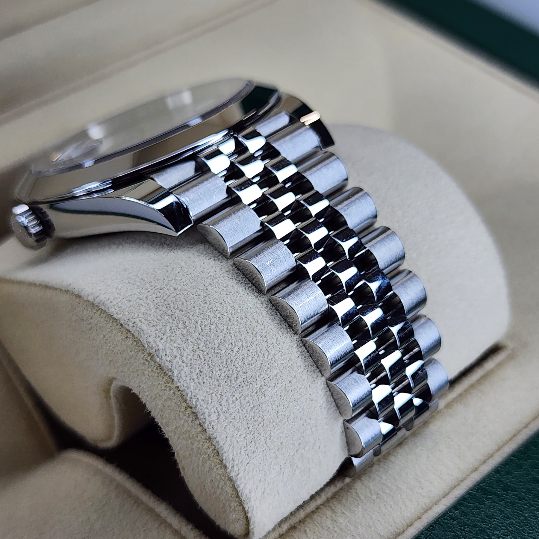 Rolex Datejust Wimbledon 126300 case, lug, bracelet view