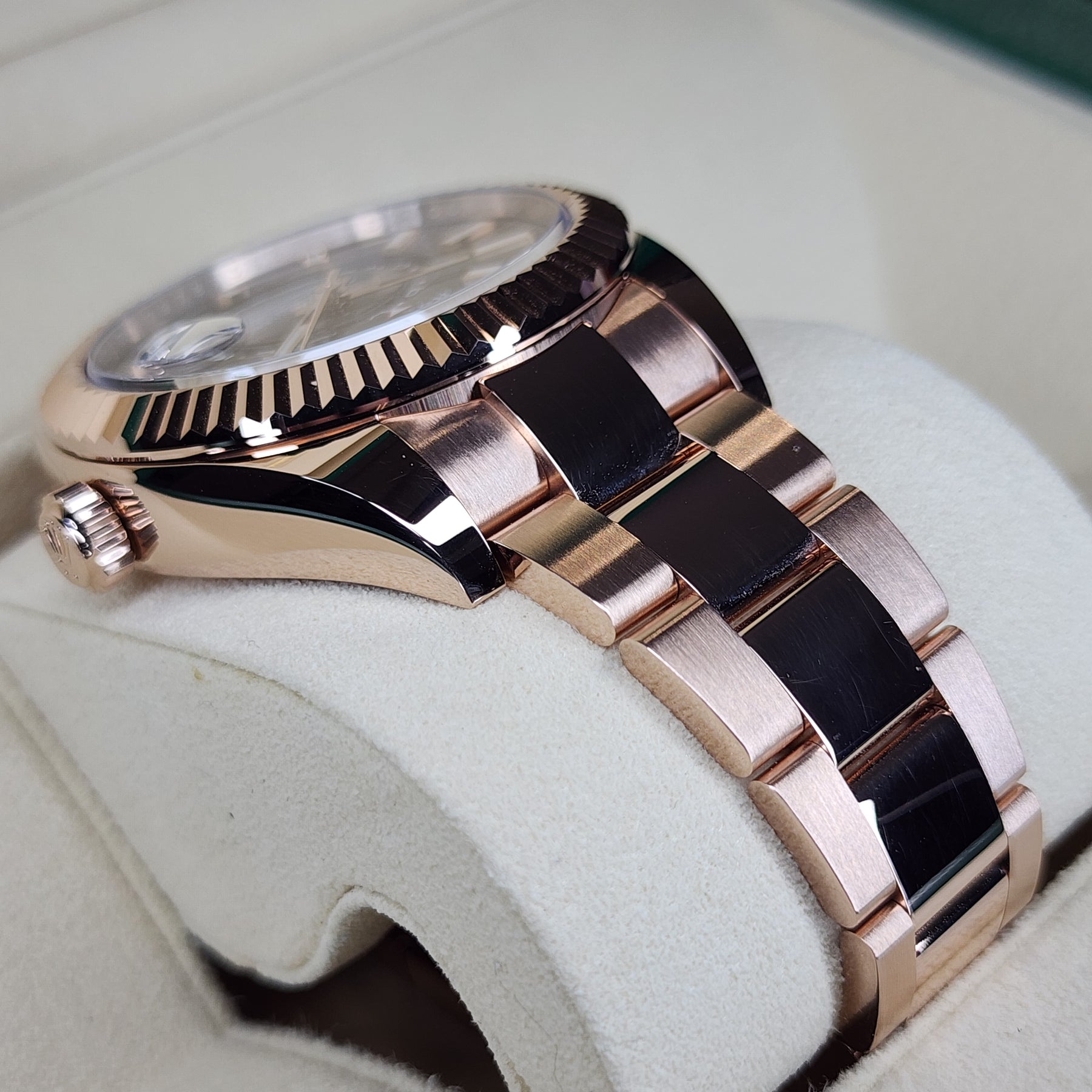 Rolex Sky-Dweller Annual Calendar 326935 lug, bracelet view