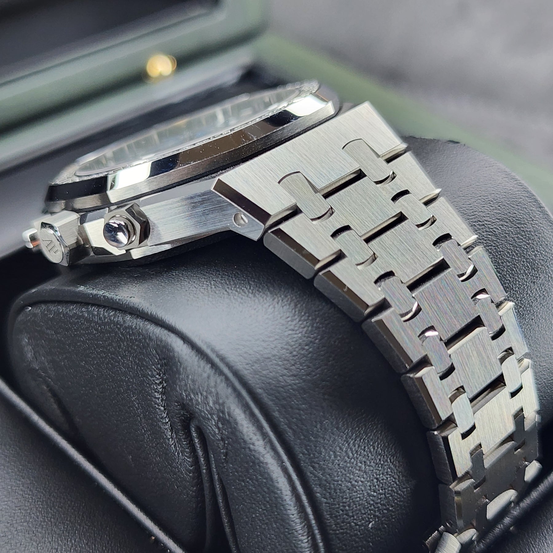 Audemars Piguet Royal Oak Chrono 38mm 26715ST bracelet view