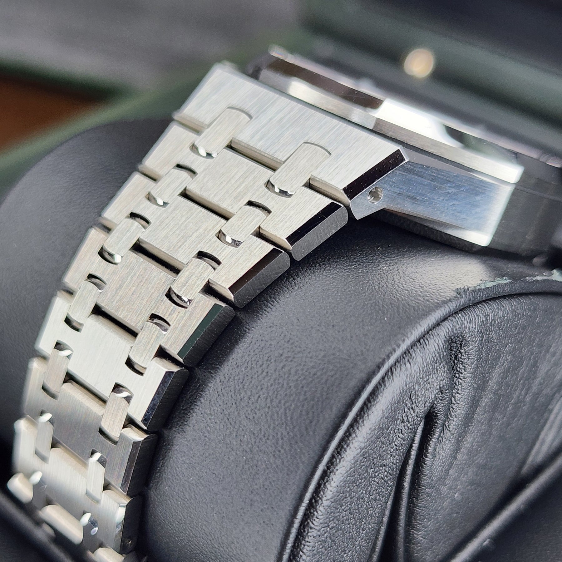 Audemars Piguet Royal Oak Chrono 38mm 26715ST bracelet view