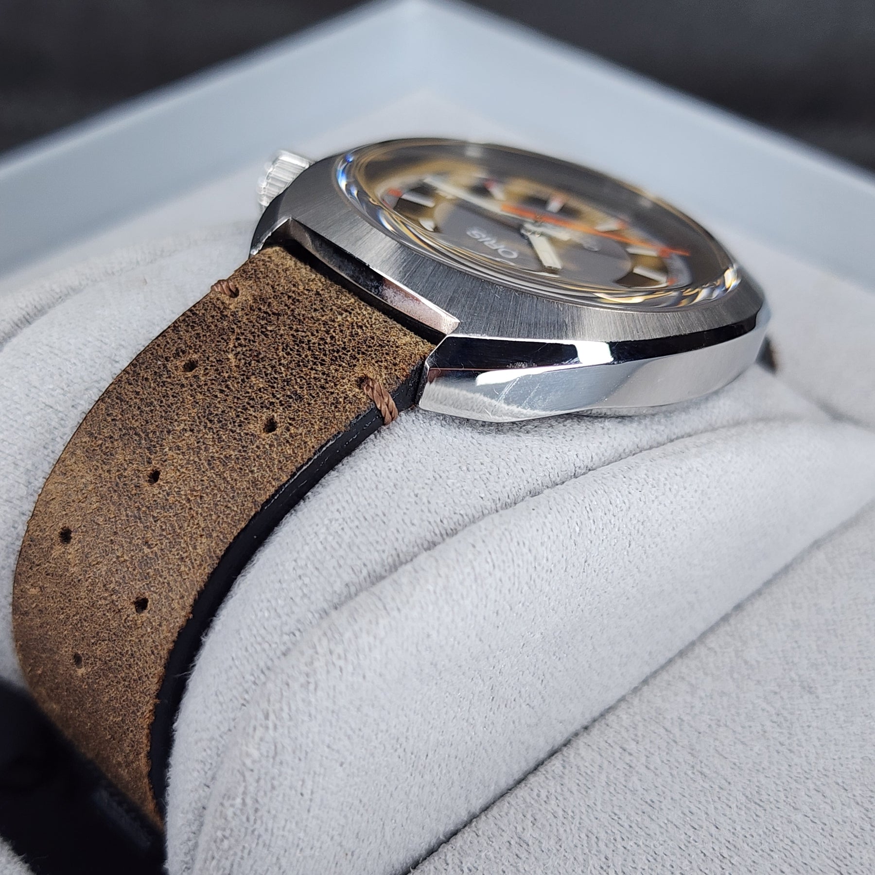 Oris Chronoris Date lug view