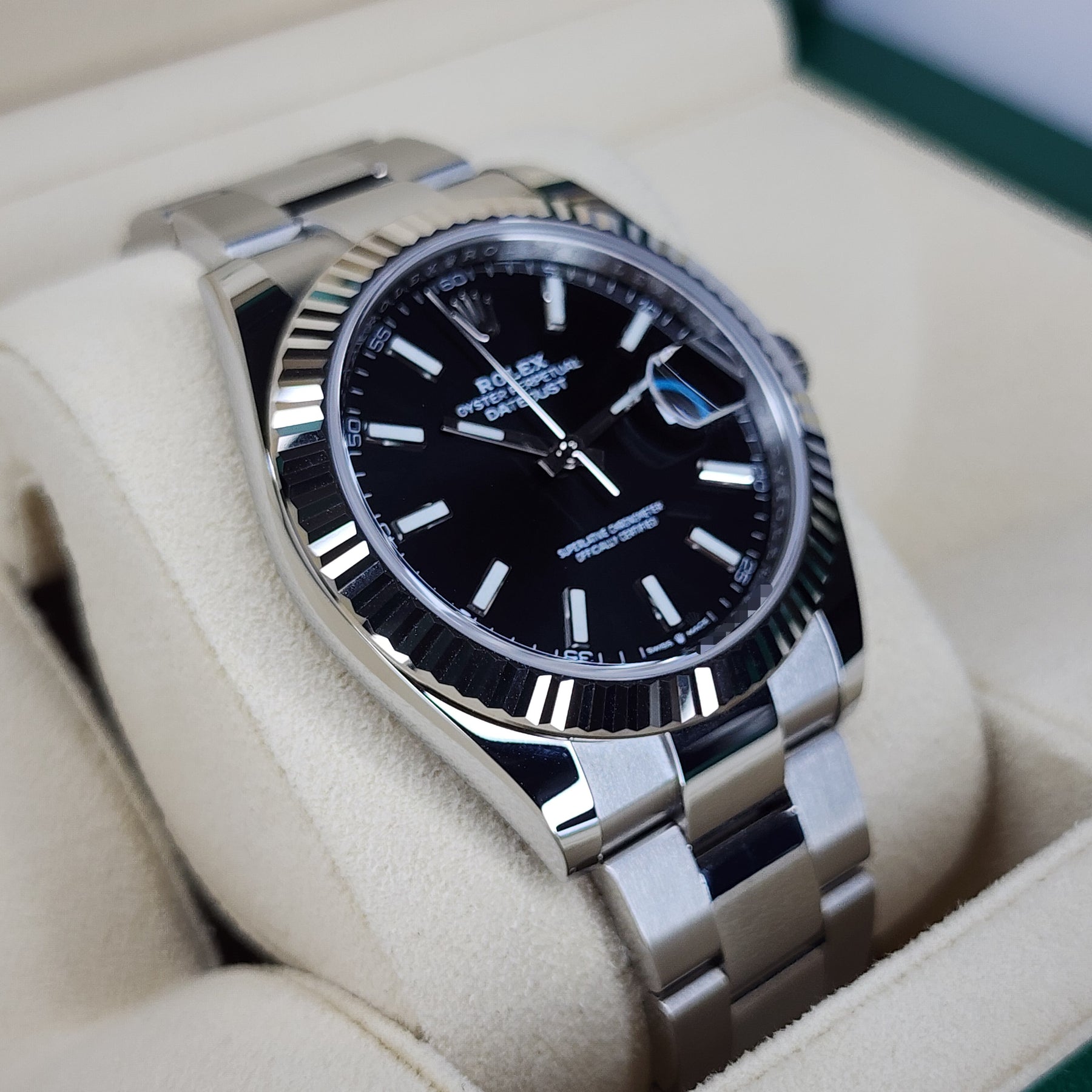 Rolex Datejust Bright Black Dial 136334 case, bracelet view