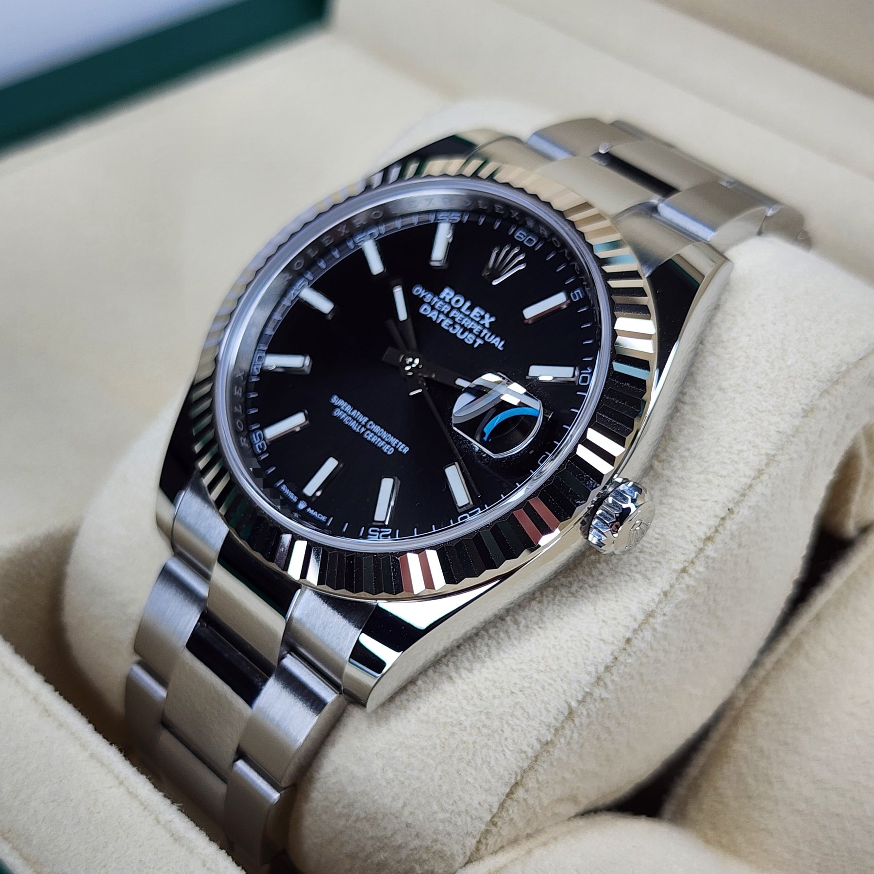 Rolex Datejust Bright Black Dial 136334 case, bracelet view