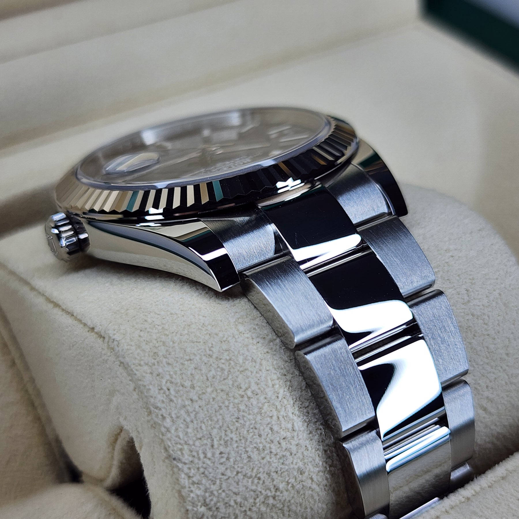 Rolex Datejust Bright Black Dial 136334 oyster bracelet view