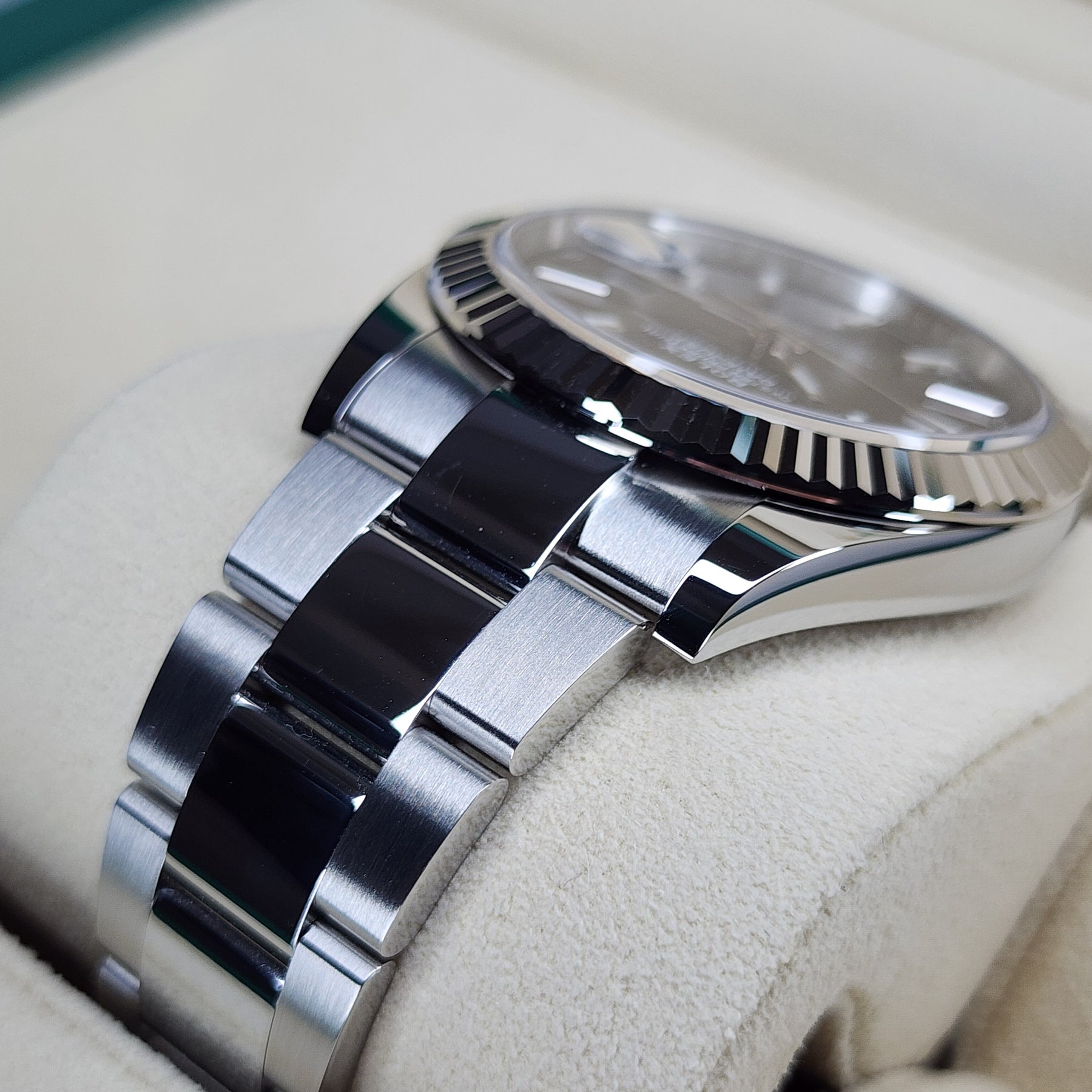 Rolex Datejust Bright Black Dial 136334 oyster bracelet view