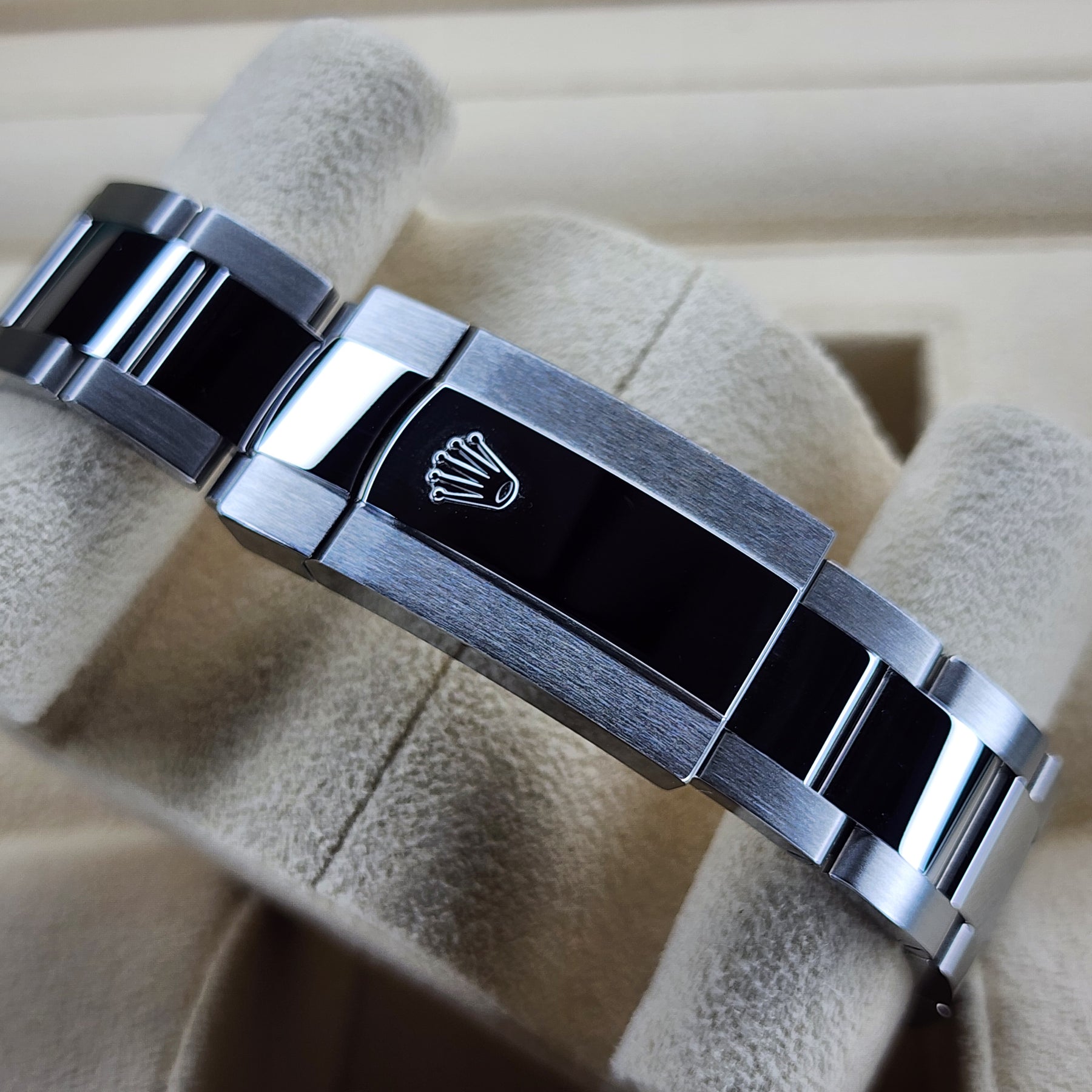 Rolex Datejust Bright Black Dial 136334 clasp view