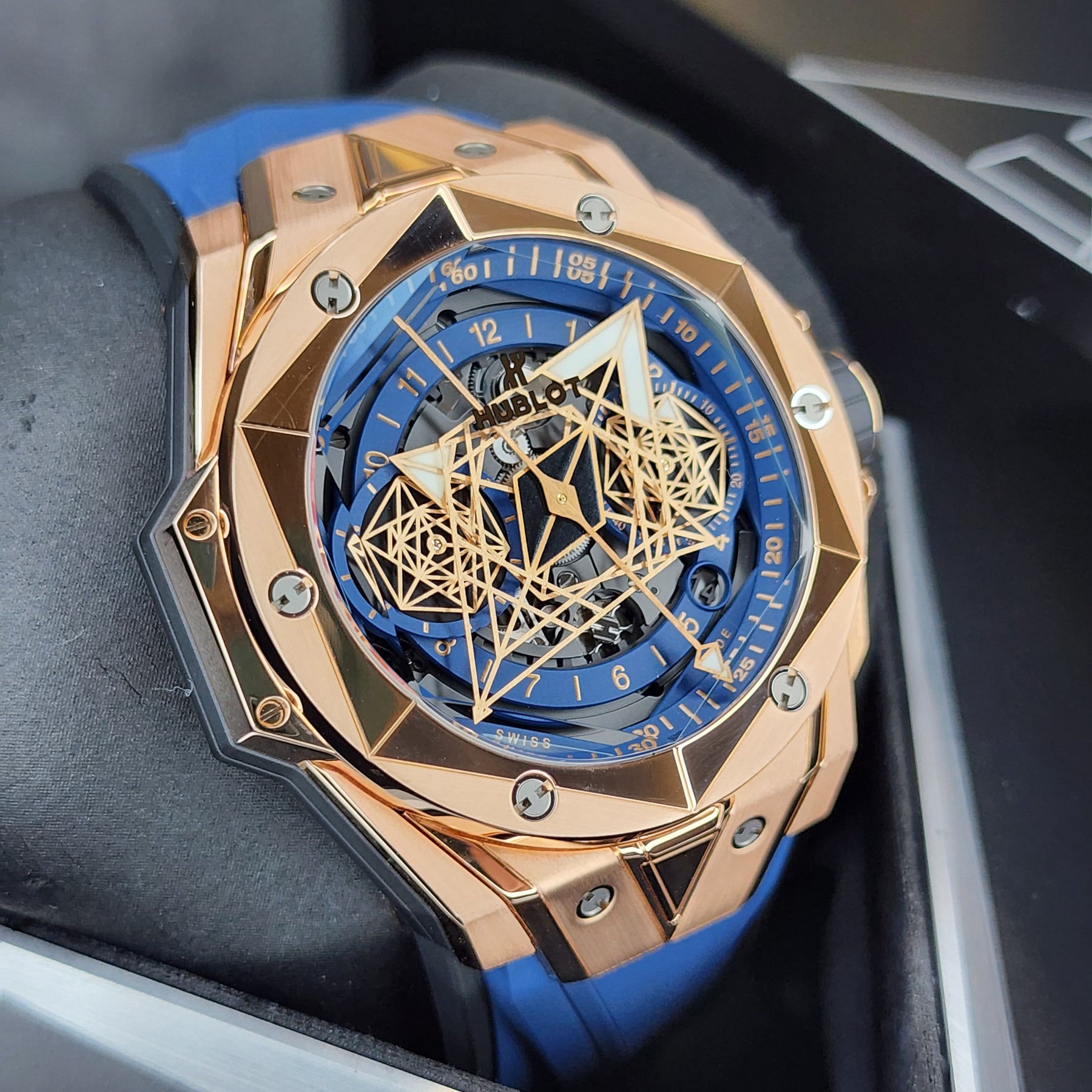 Hublot Big Bang Sang Bleu II left side view