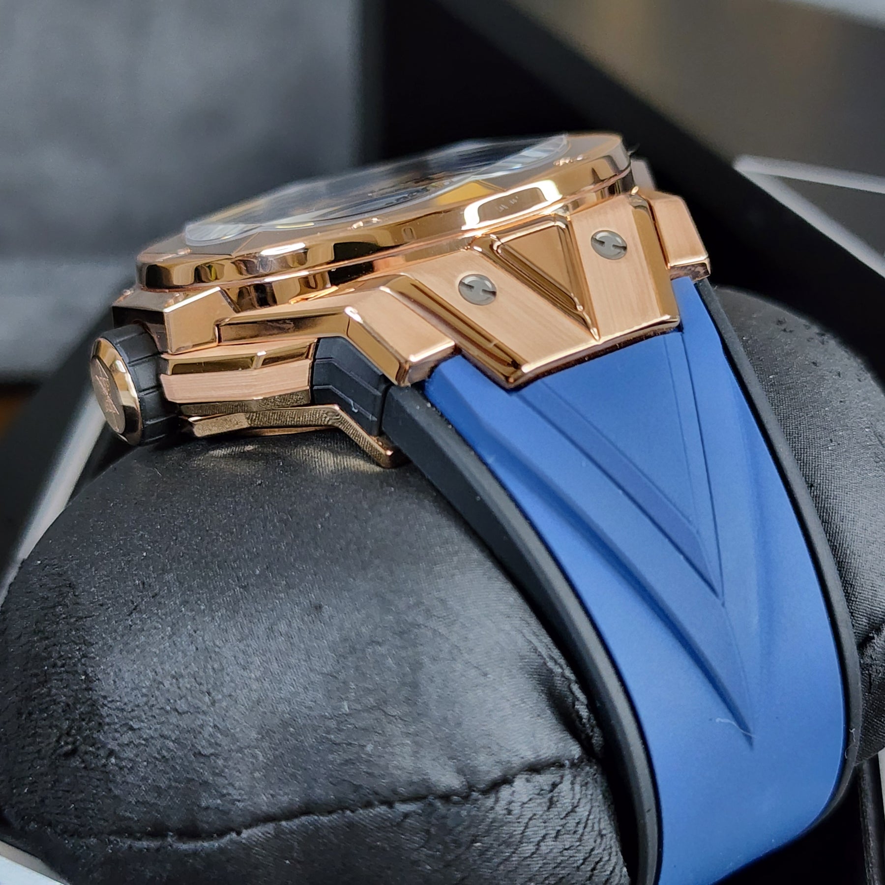 Hublot Big Bang Sang Bleu II case, strap view