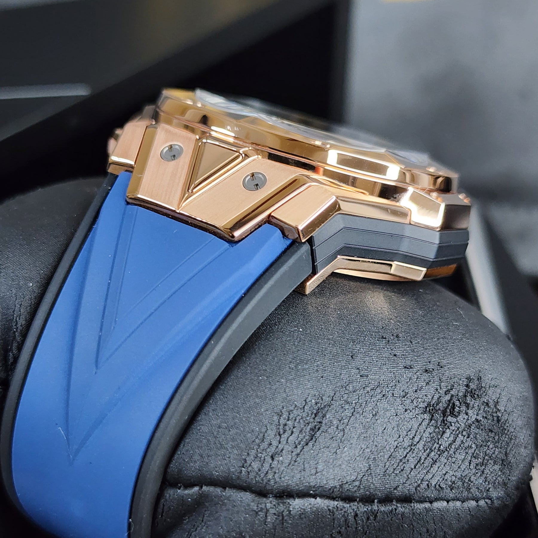 Hublot Big Bang Sang Bleu II case, strap view