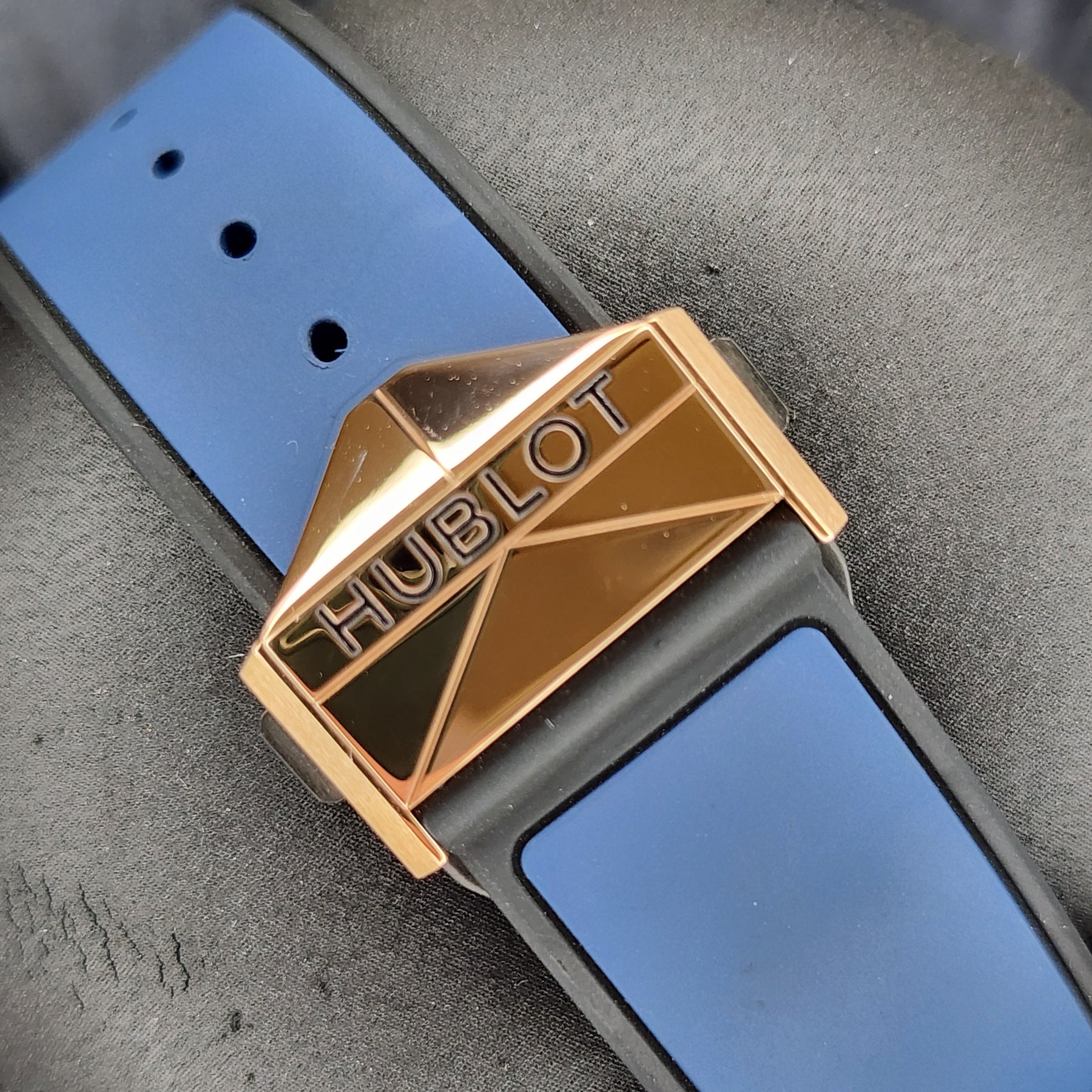 Hublot Big Bang Sang Bleu clasp view