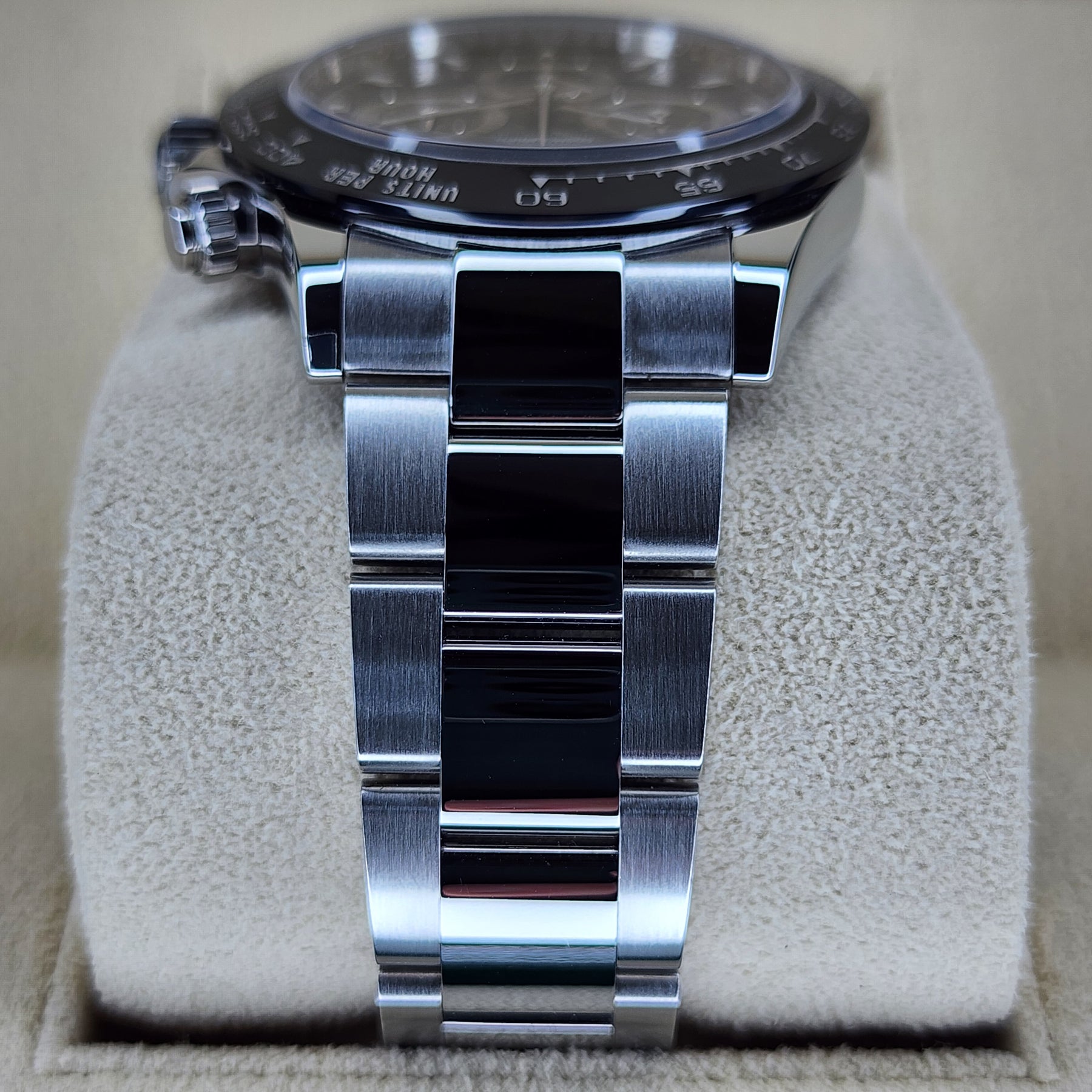 Rolex Daytona Ceramic 116500LN case, bracelet view