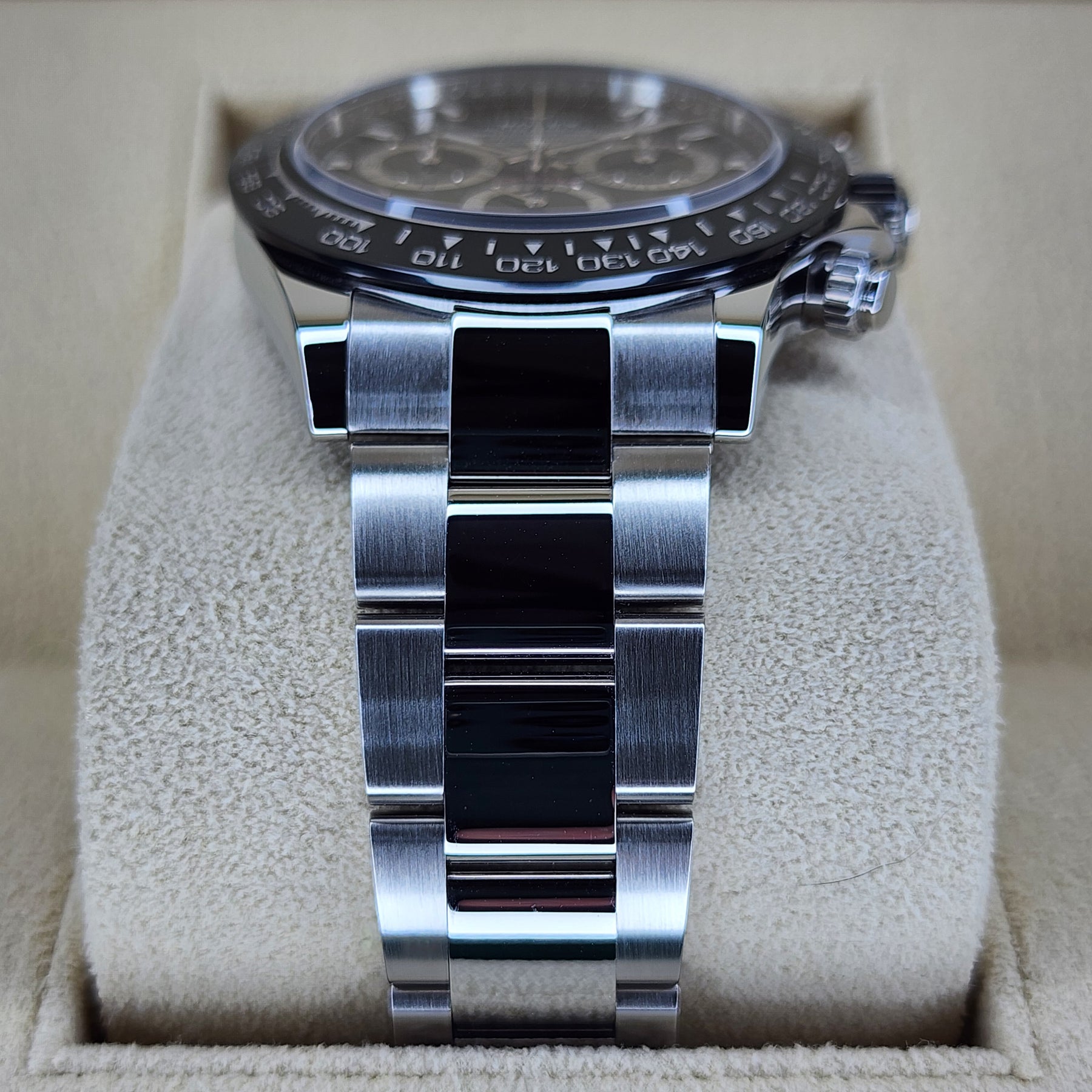 Rolex Daytona Ceramic 116500LN case, bracelet view