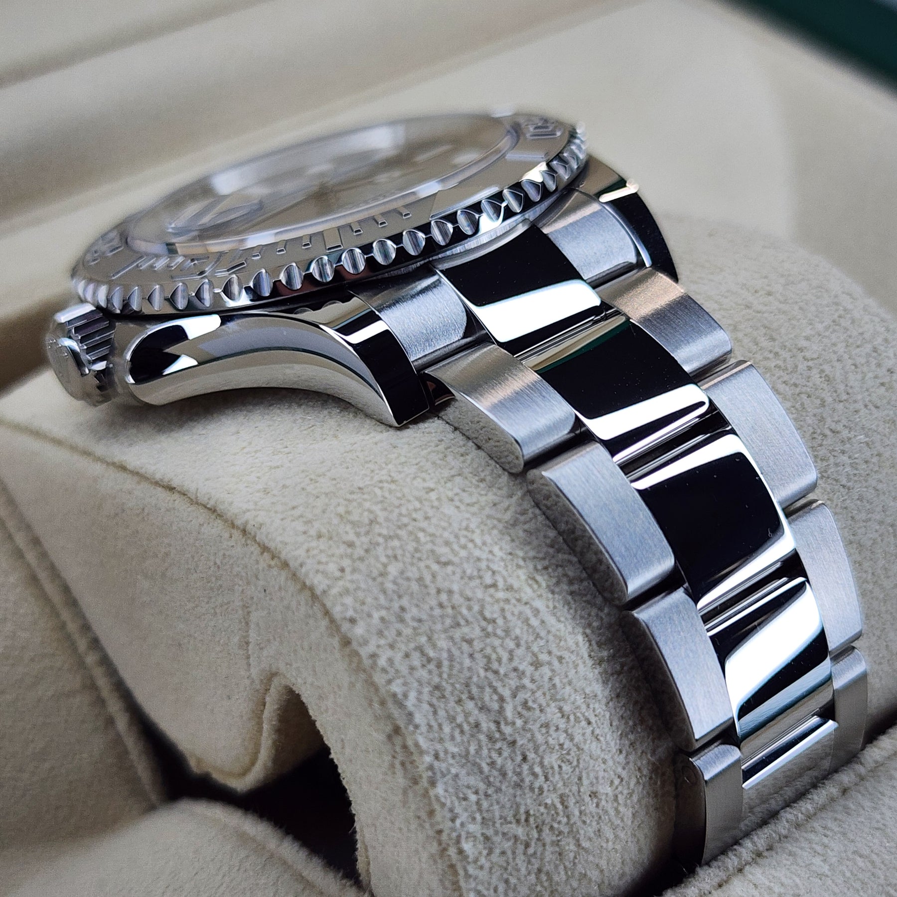 Rolex Yacht-Master 126622 oyster bracelet view