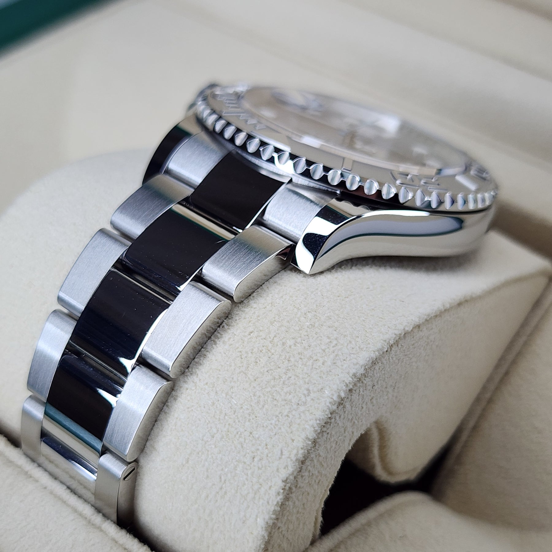 Rolex Yacht-Master 126622 lug, case, bracelet view