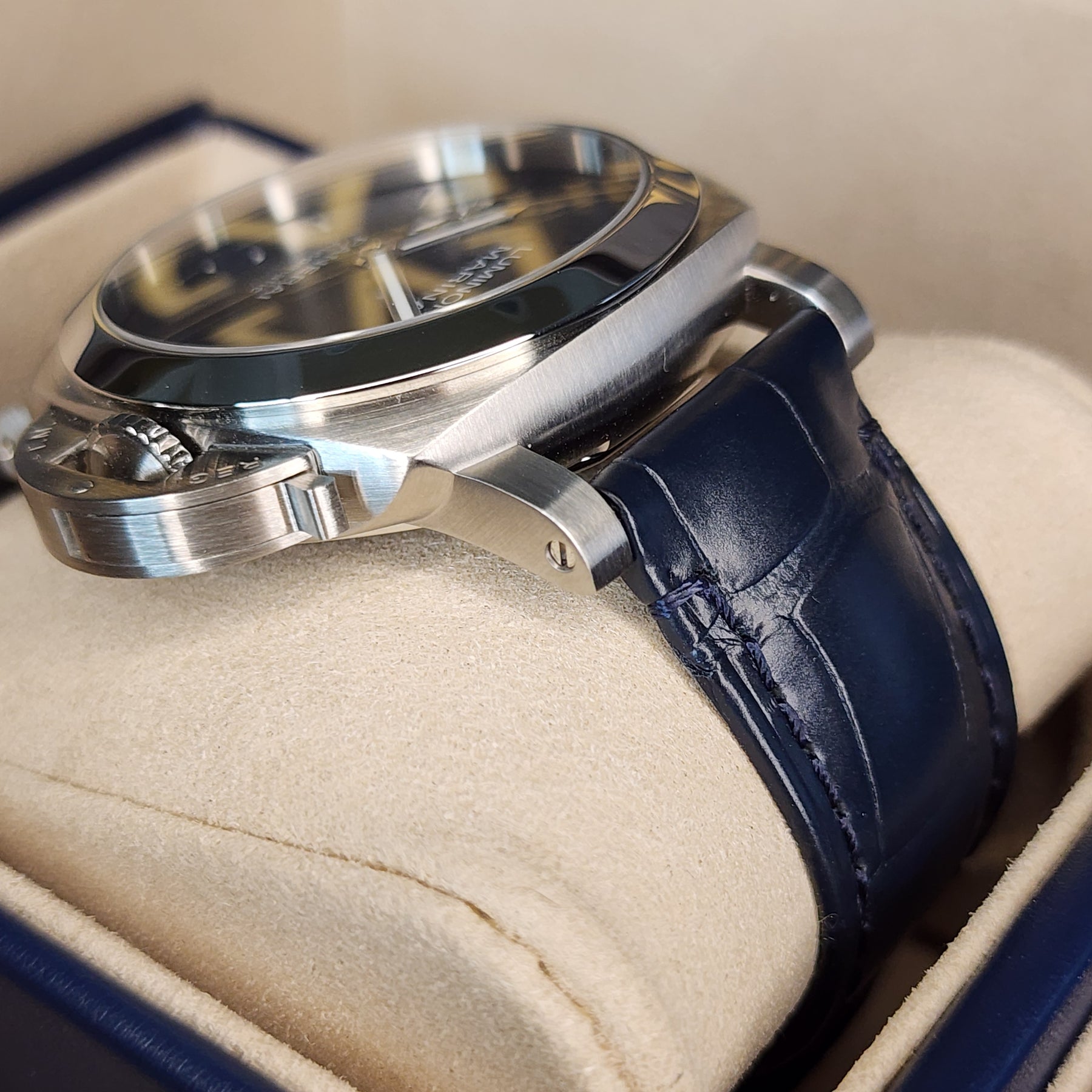 Panerai Quaranta PAM1372 case, strap view