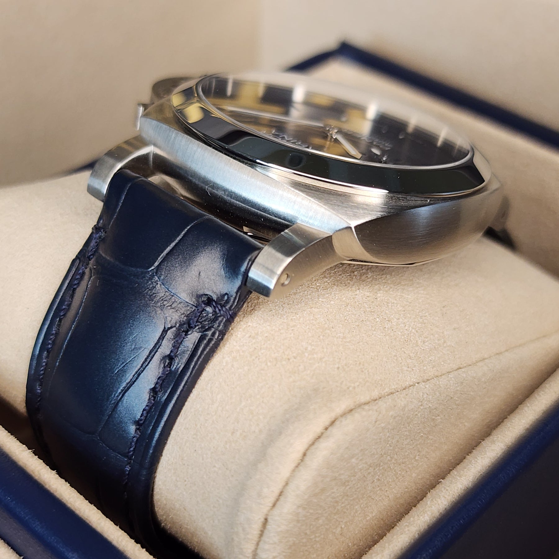 Panerai Quaranta PAM1372 case, strap view