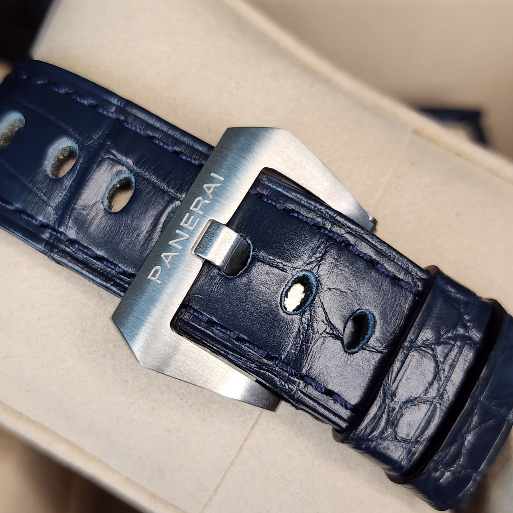 Panerai Quaranta PAM1372 clasp view