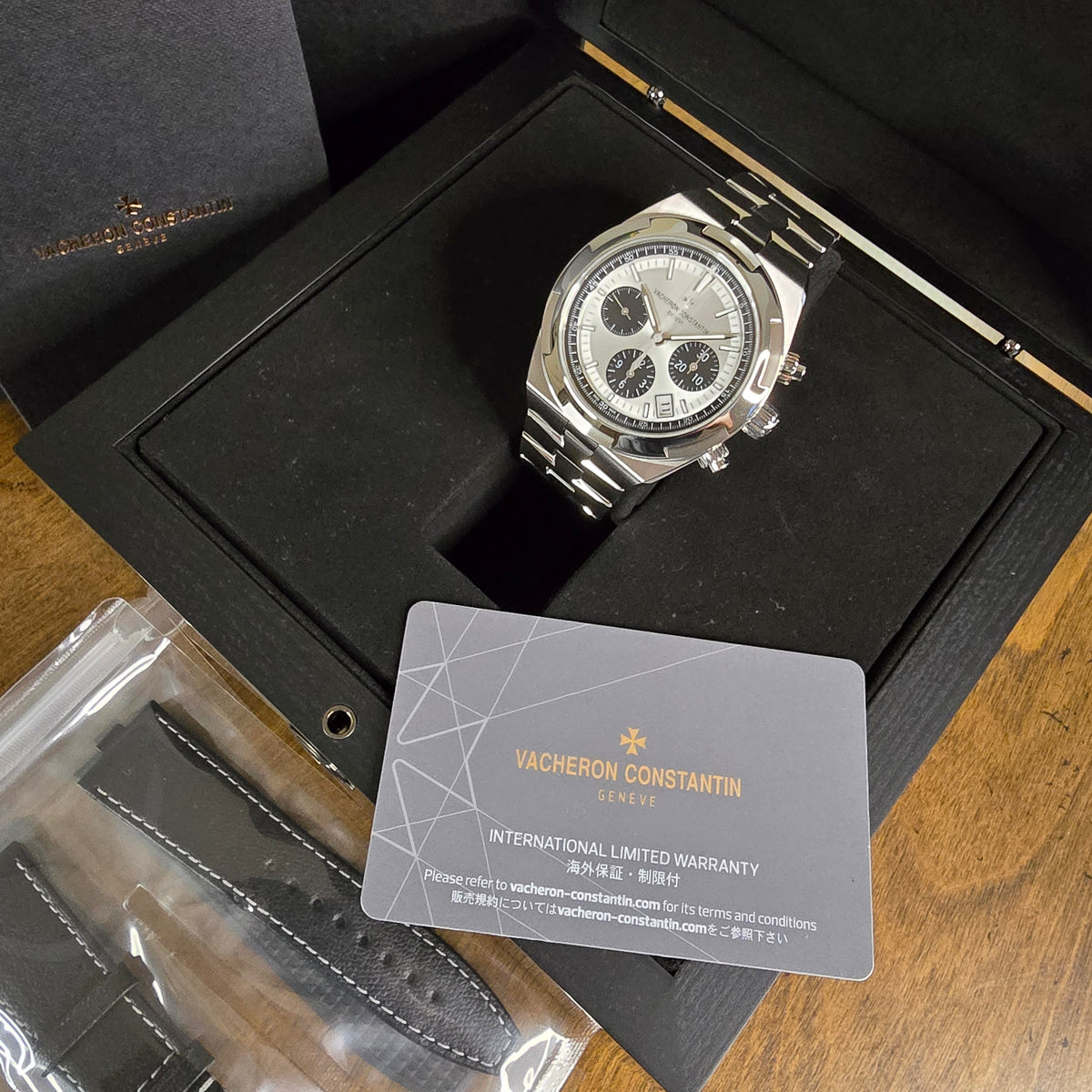 Vacheron Constantin Overseas Panda 5500v full set view