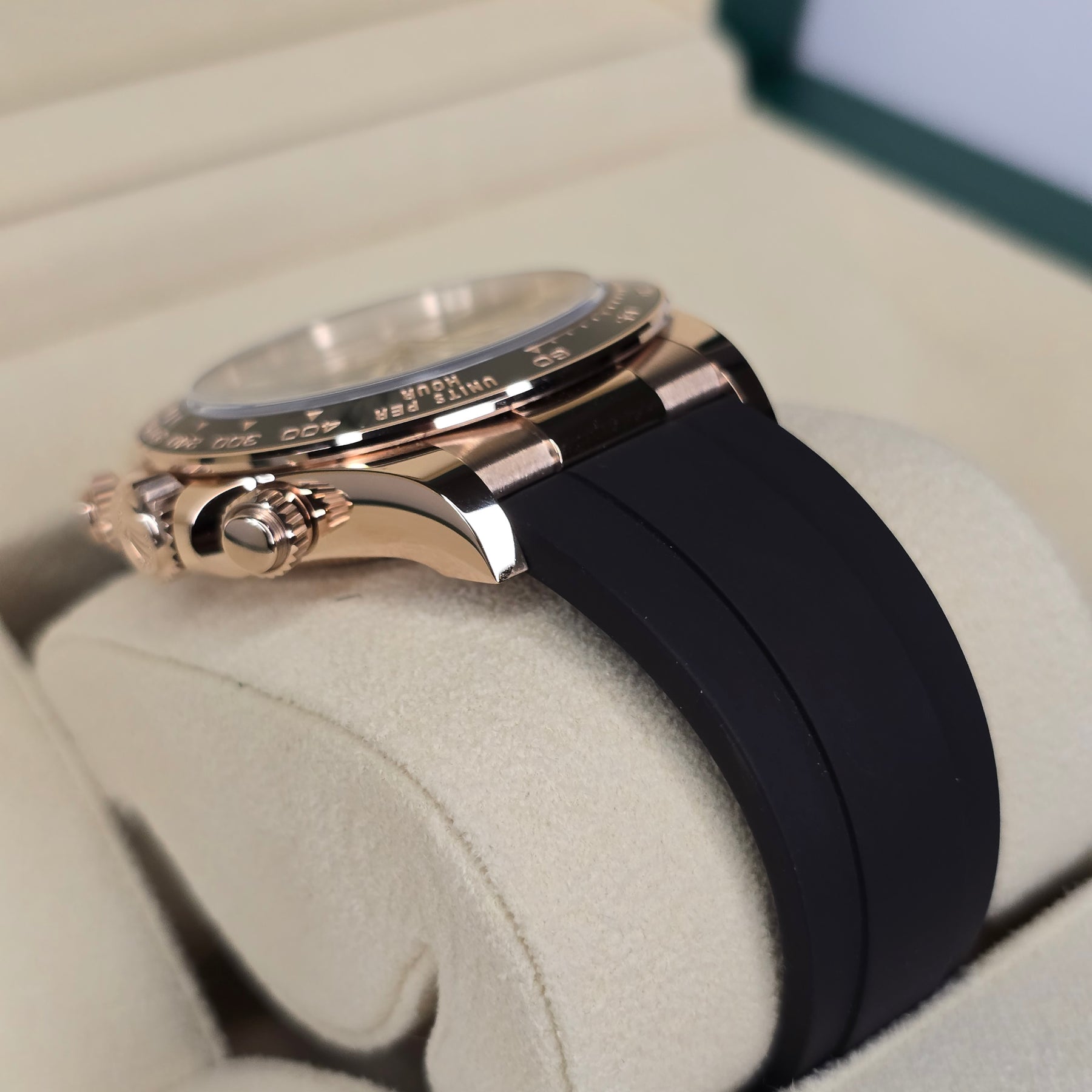 Rolex Cosmograph Daytona 126515LN case, lugs, oysterflex view