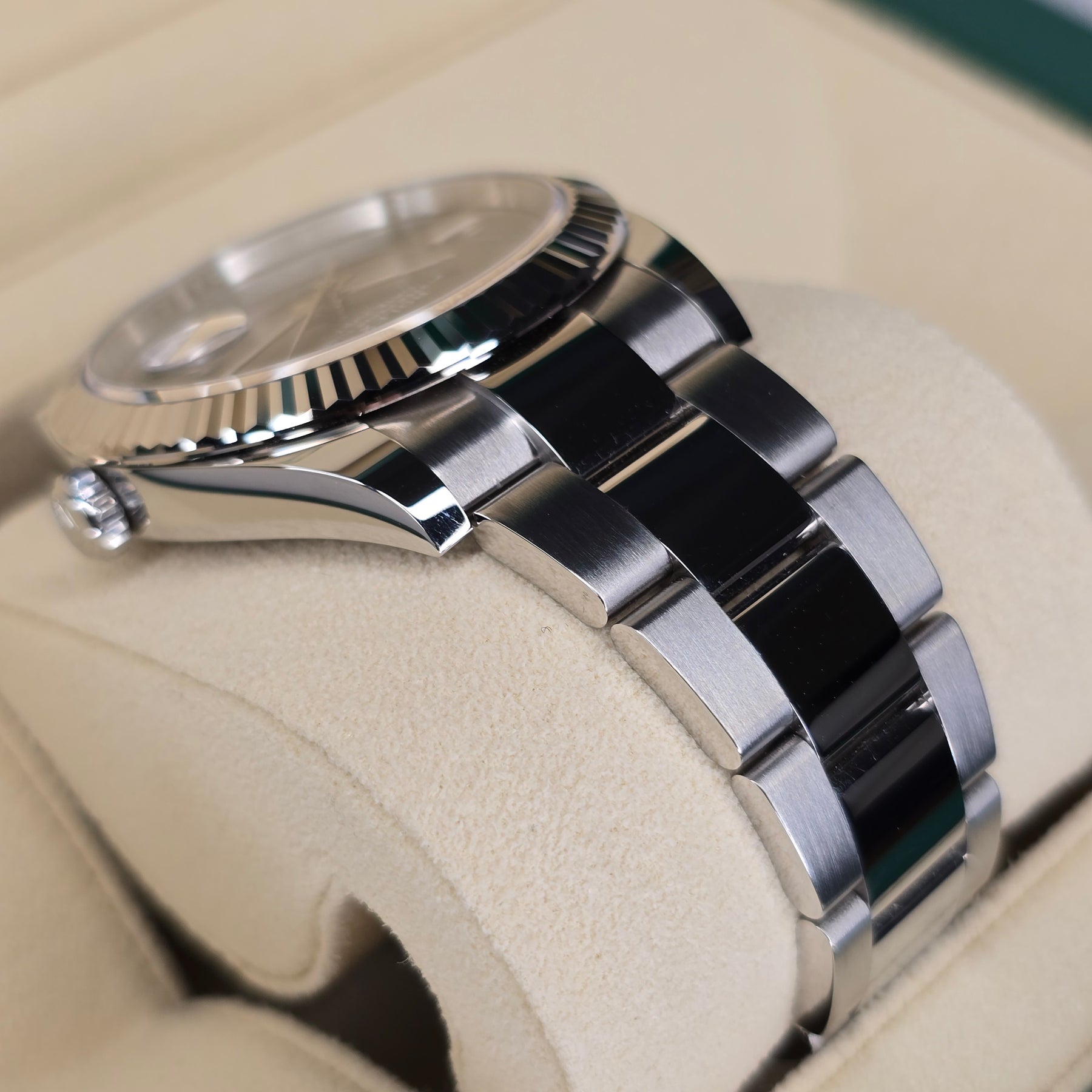 Rolex Datejust Wimbledon 126334 lugs, oyster bracelet view