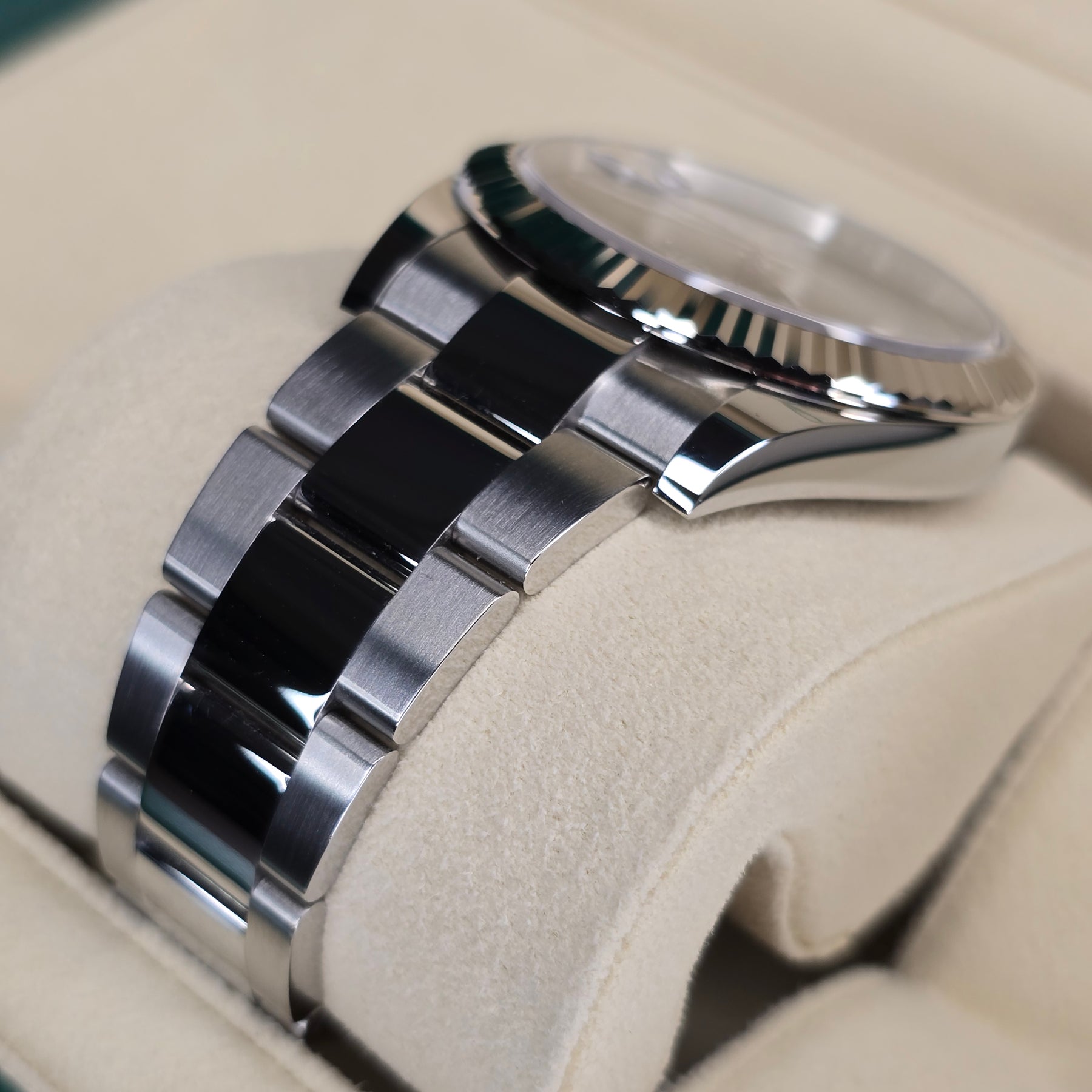 Rolex Datejust Wimbledon 126334 lugs, oyster bracelet view