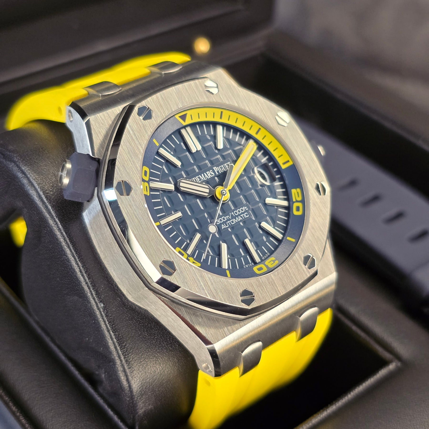 Audemars Piguet Royal Oak Offshore 15710ST left side case view