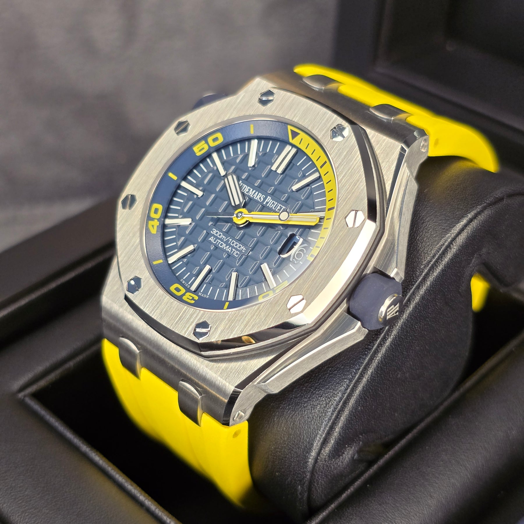 Audemars Piguet Royal Oak Offshore 15710ST right side case view