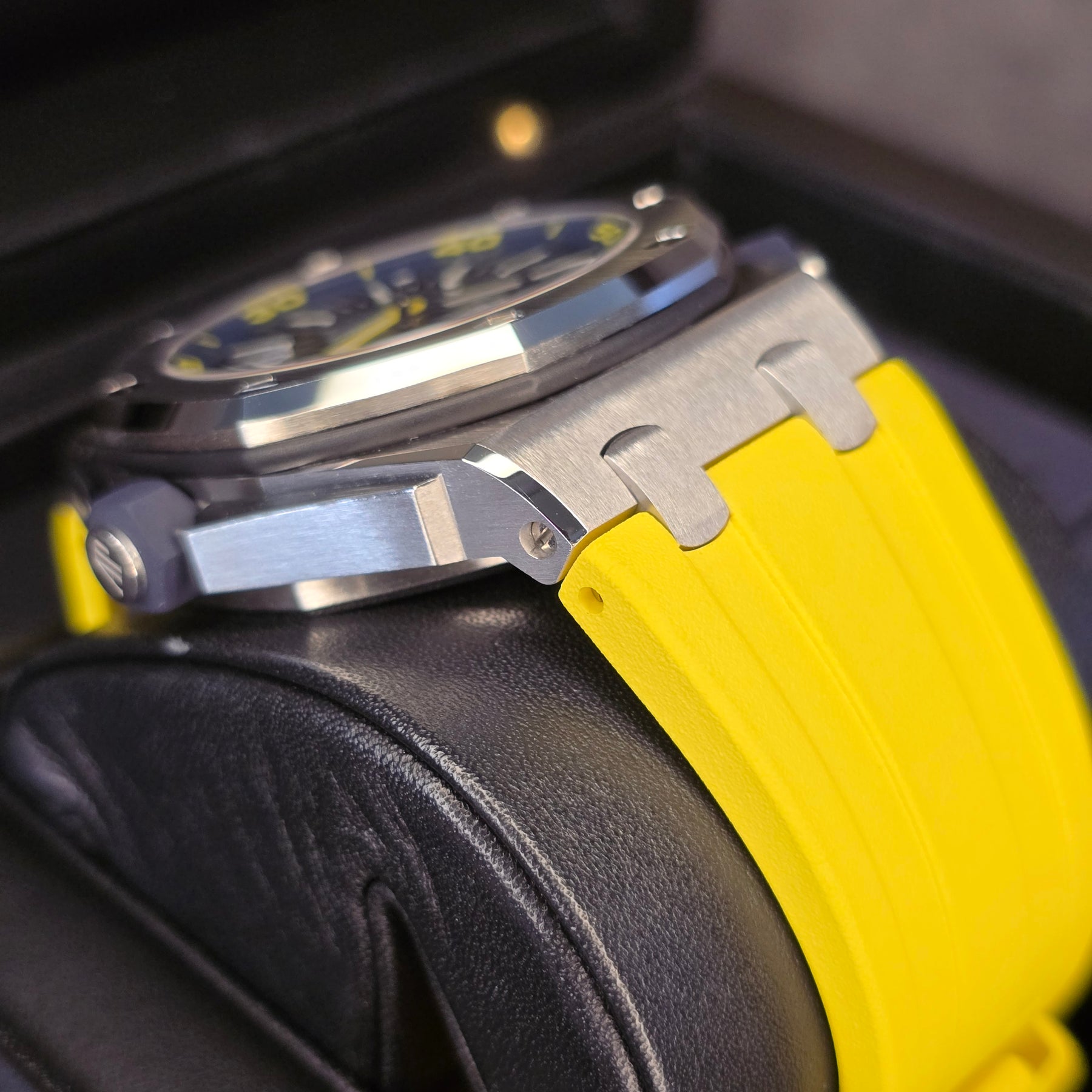 Audemars Piguet Royal Oak Offshore 15710ST case, strap view