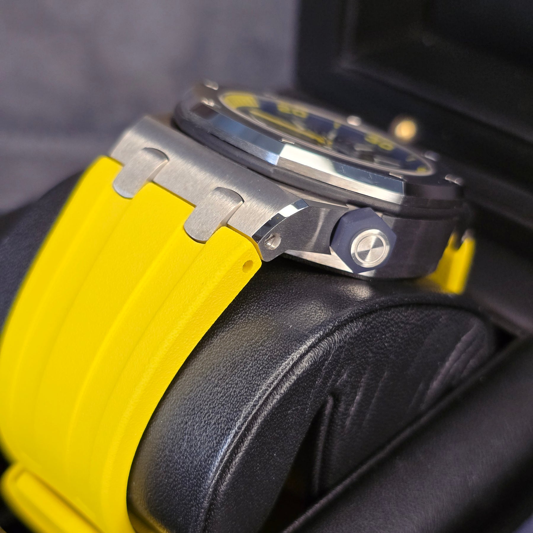 Audemars Piguet Royal Oak Offshore 15710ST case, strap view