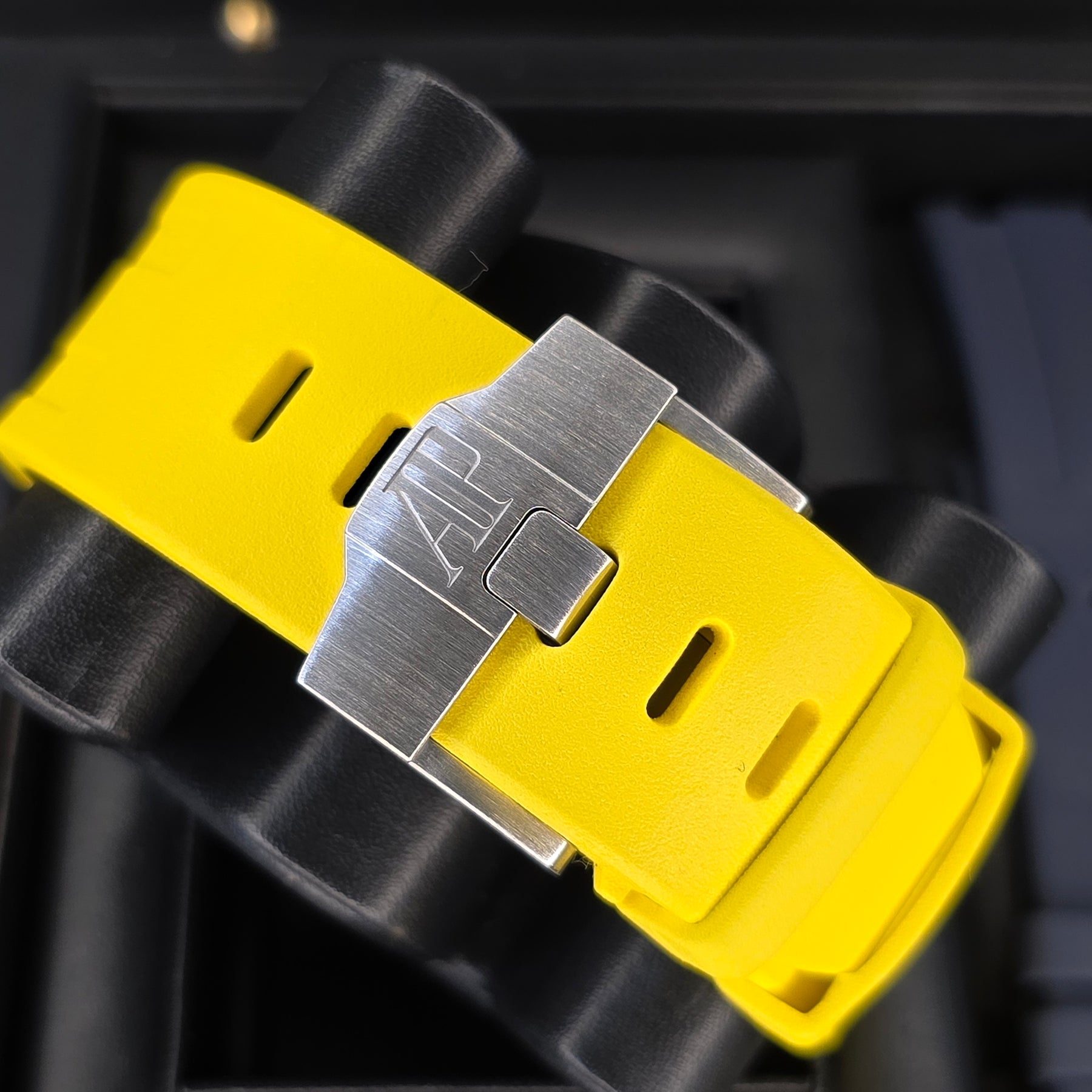 Audemars Piguet Royal Oak Offshore 15710ST clasp view