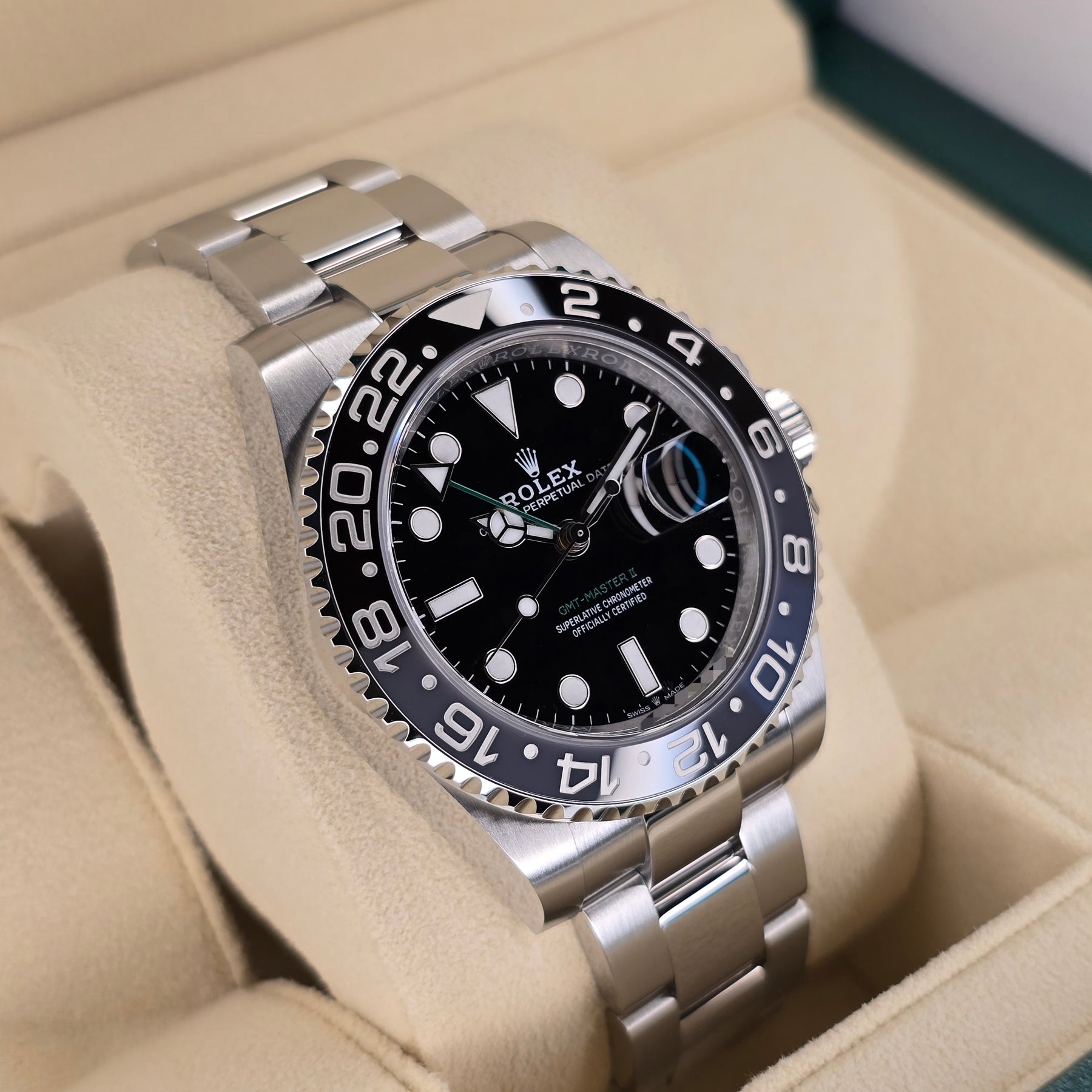 Rolex GMT-Master II John Wayne 126710GRNR case, bezel view
