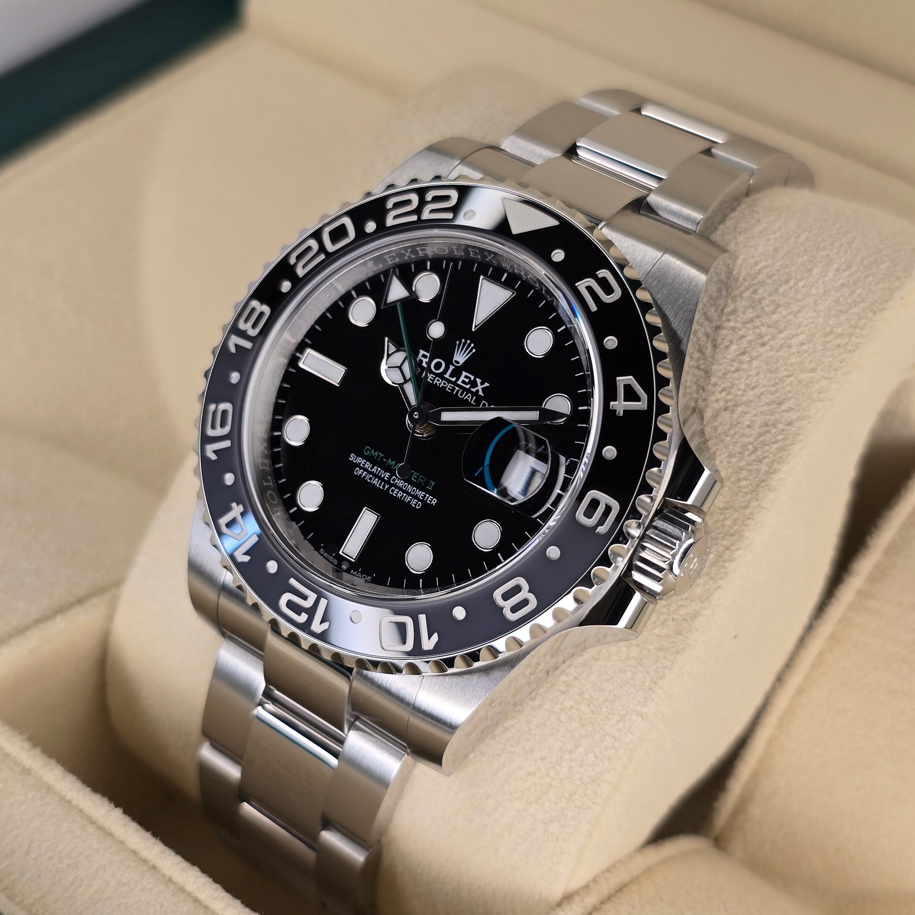 Rolex GMT-Master II John Wayne 126710GRNR case, bezel view